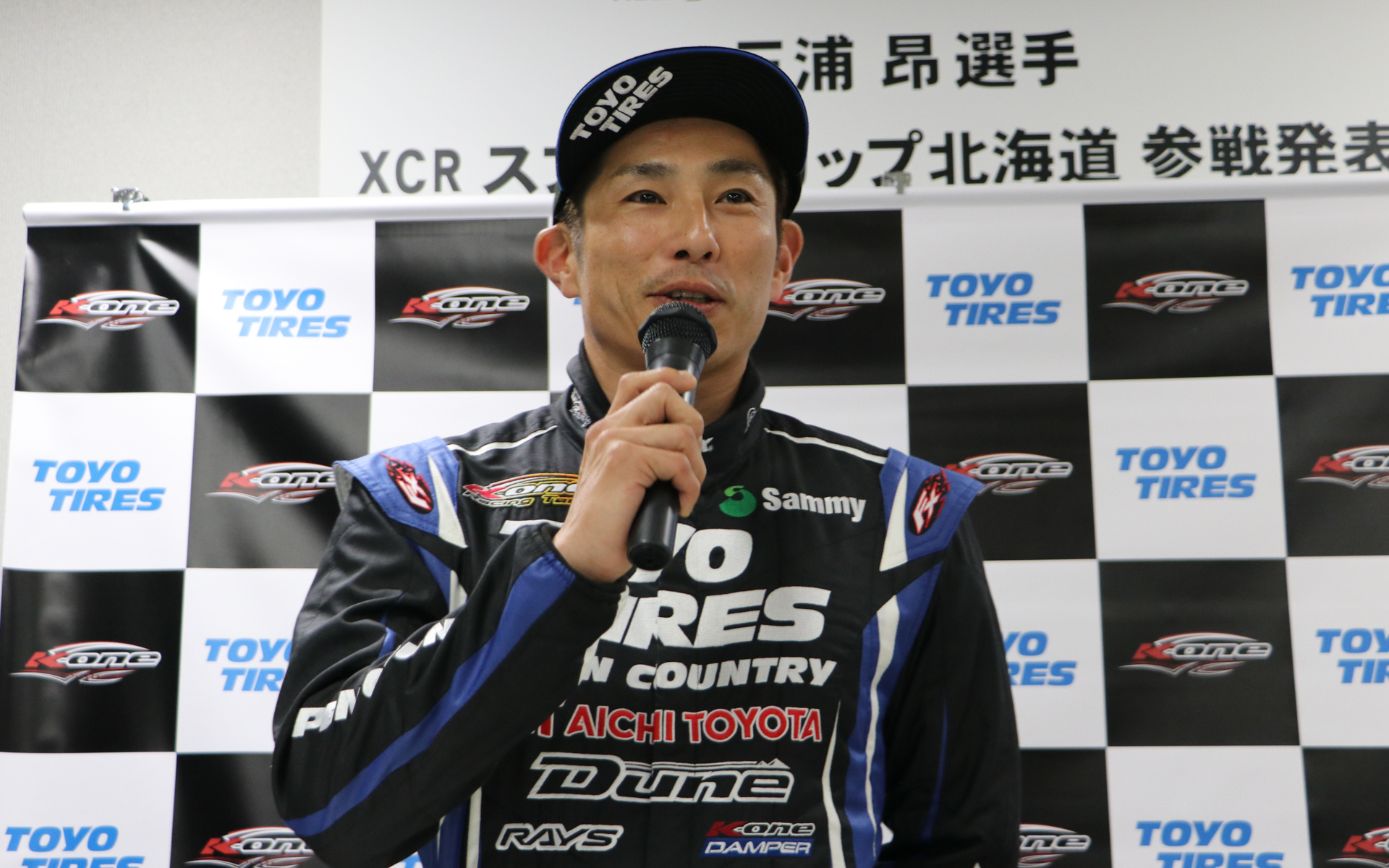 ラリードライバー三浦昂選手。過去にはコ・ドライバーとしてTLCからダカールラリーに参戦していて、2015年に自ら志願してドライバーへ転身。2016年のダカールラリーに初参戦し5位。2017年は2位、2018年に初優勝。その後も2019年は2位、2020年も2位、2021年～2022年は優勝、2023年は2位、2024年～2025年は優勝と功績を残している
