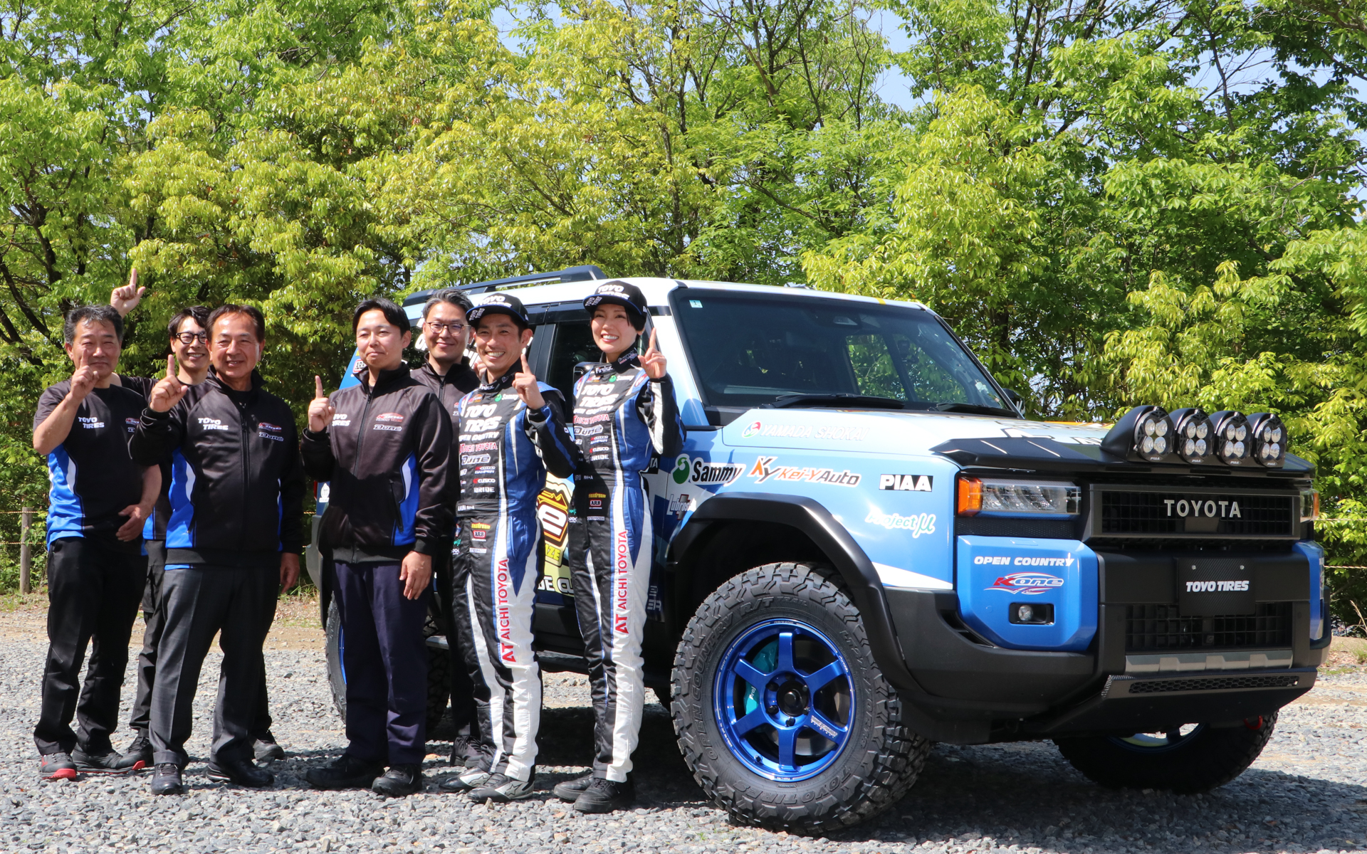 チームクルーたちは「初戦から1位を獲る！」と記念撮影で鼓舞していた