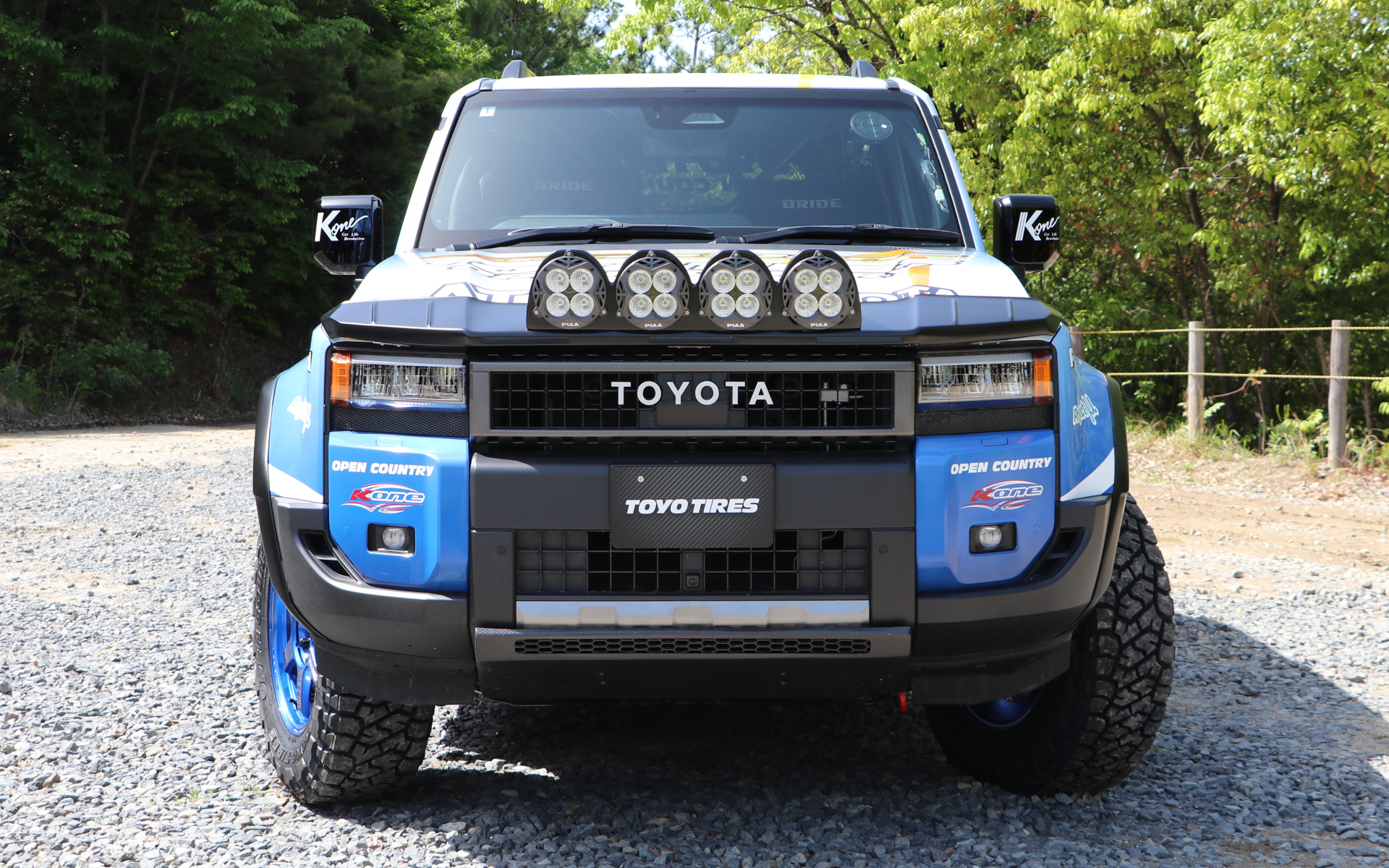 フロントには4連の追加ランプを装着