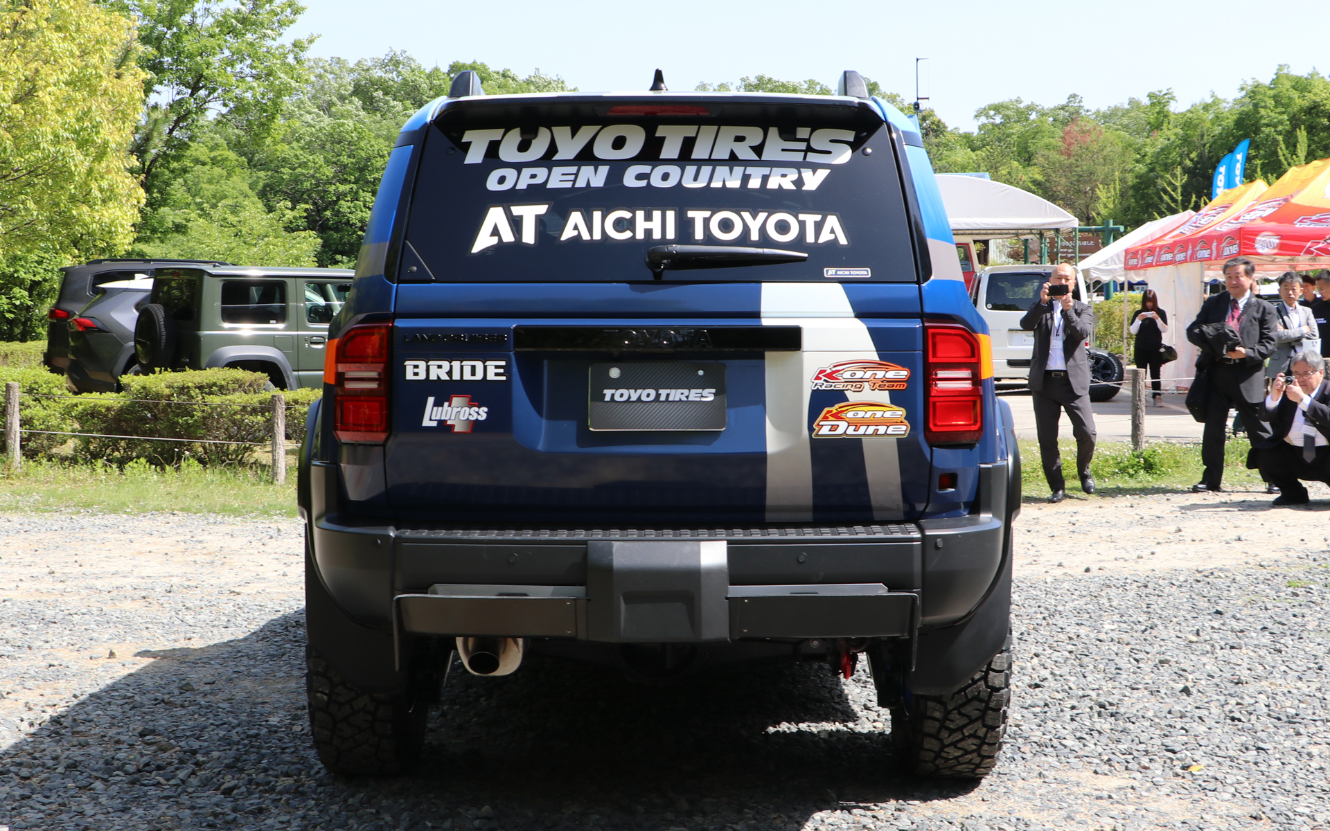 フロントには4連の追加ランプを装着