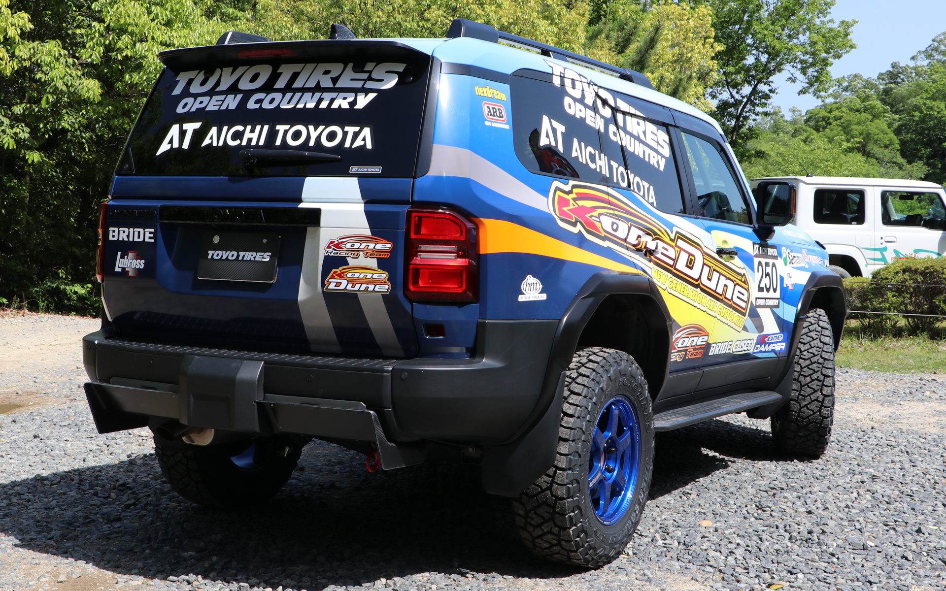 ボディサイズは4925×1980mm（全長×全幅、全高は未公表）、ホイールベースは2850mm、エンジンは直列4気筒2.7リッターガソリンエンジン（2TR-FE）で、最高出力163PS/5200rpm、最大トルク246Nm/3900rpmを発生。トランスミッションは6速ATのまま