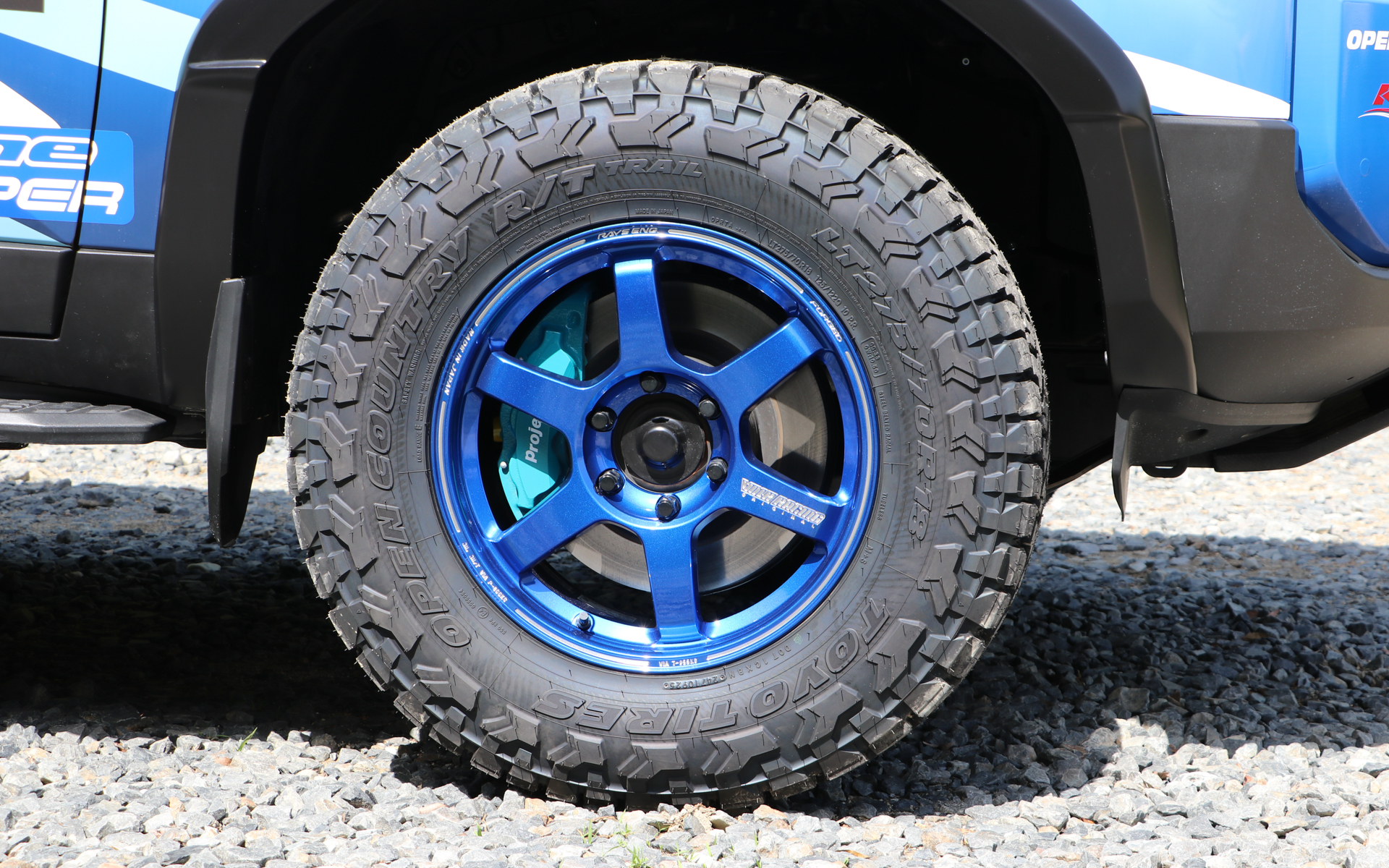 ホイールはレイズのボルクレーシング「TE37」で前後とも18インチ×8.5J。タイヤはTOYO TIREの「オープンカントリーR/T TRAIL」サイズはLT275/70R18