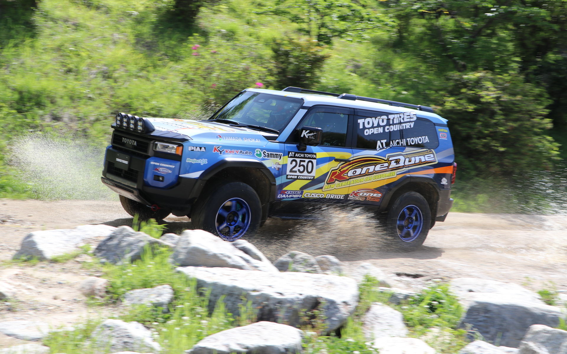 コースのところどころに水たまりがあり大迫力の走りを見せてくれた