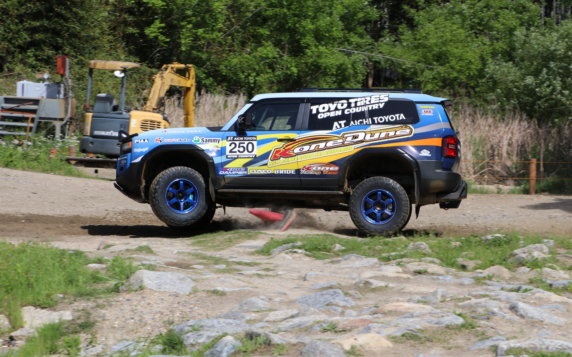 ヘアピンコーナーでは内側のタイヤが浮くほどの旋回Gを発生していた