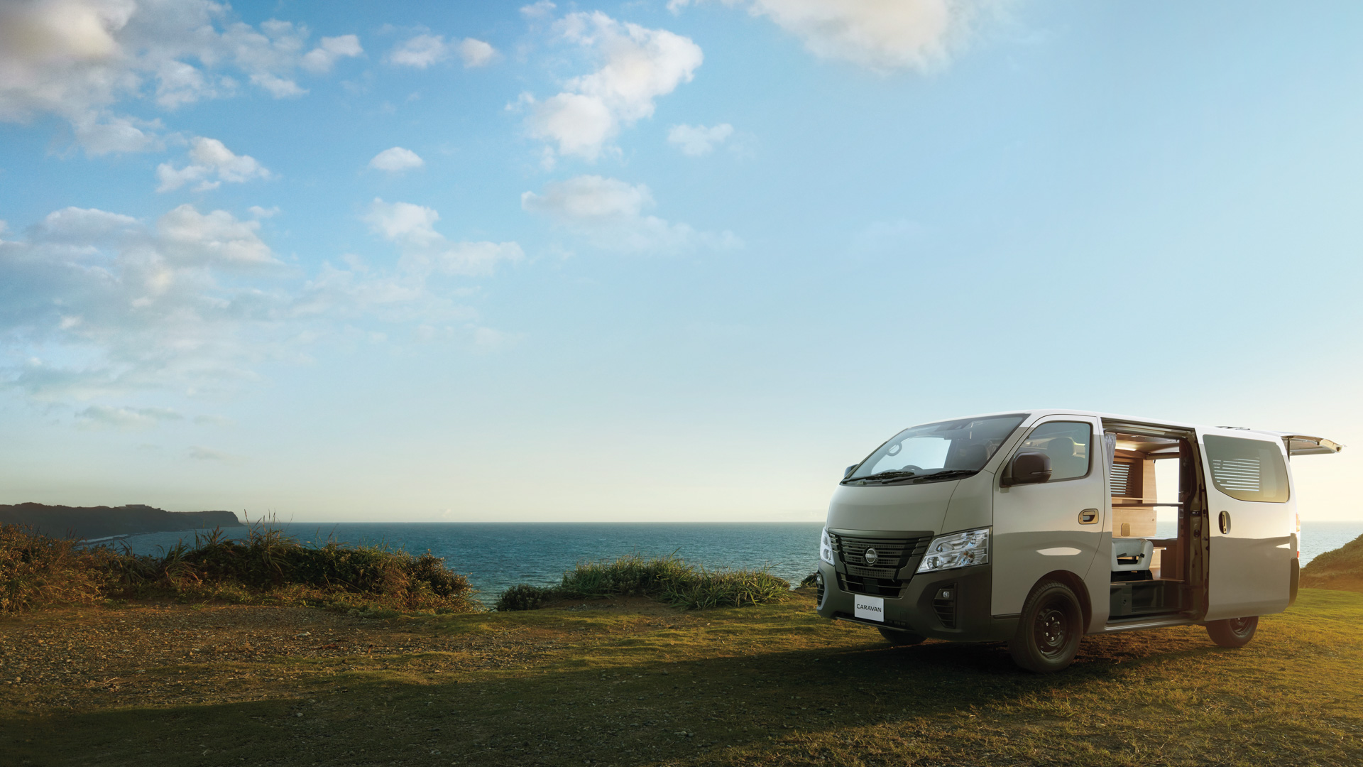 草原の中に停車中のキャラバン MYROOM