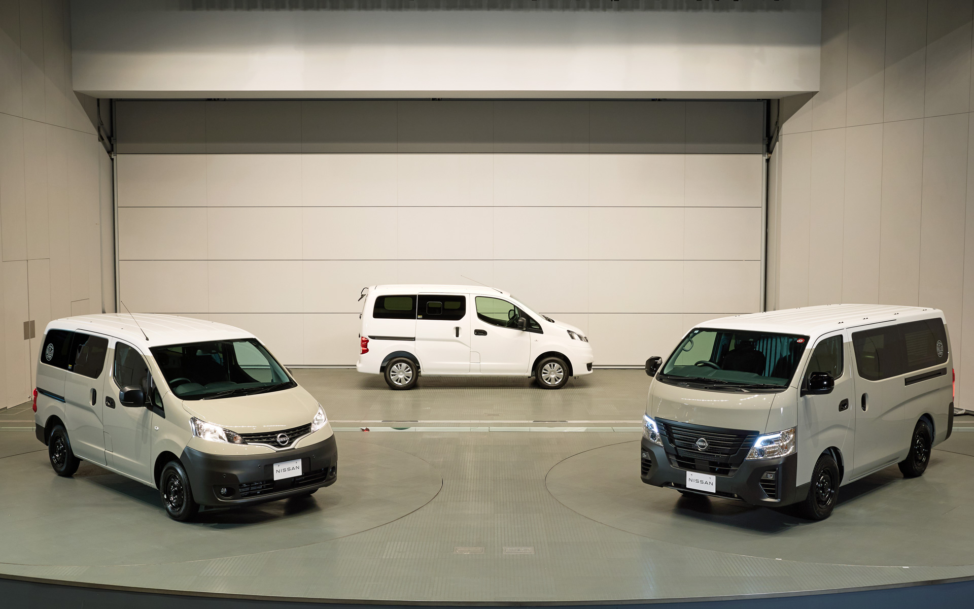 「NV200バネット MYROOM」（左）「NV200バネット」（中央）「キャラバン MYROOM」（右）