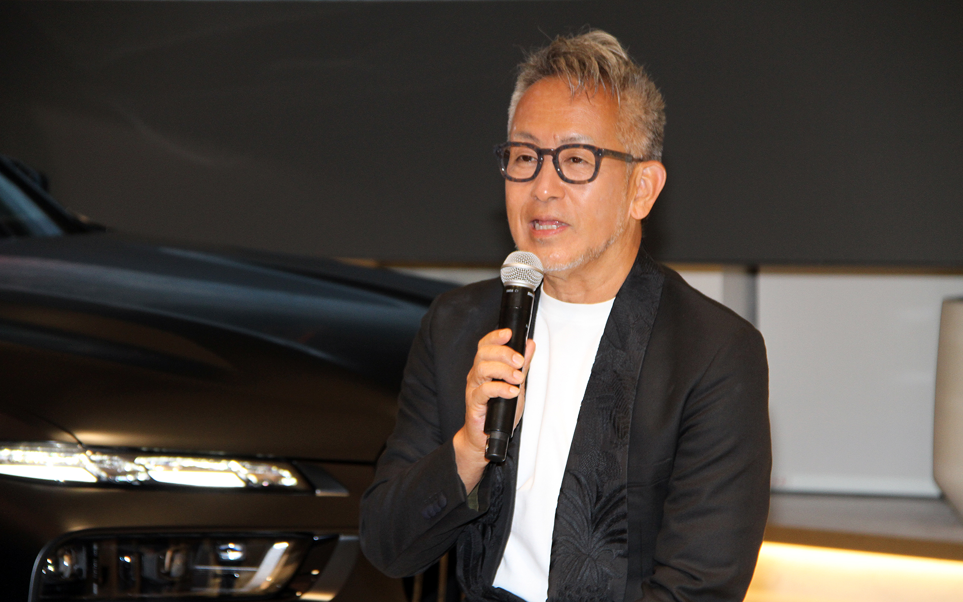 演出家の宮本亜門氏