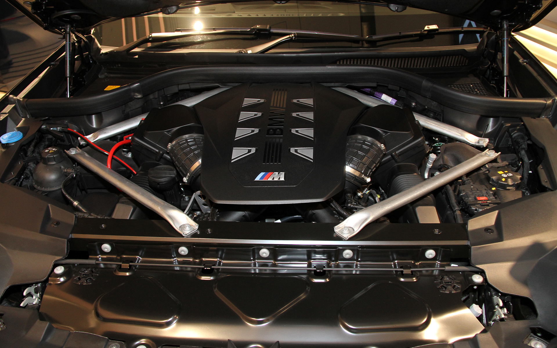 力強い漆黒カラーが印象的なX7 BLACK-α。X7 M60iベースでは23インチBMW Individualライト・アロイ・ホイールVスポーク・スタイリング 914l バイカラー（ジェット・ブラック）をセット