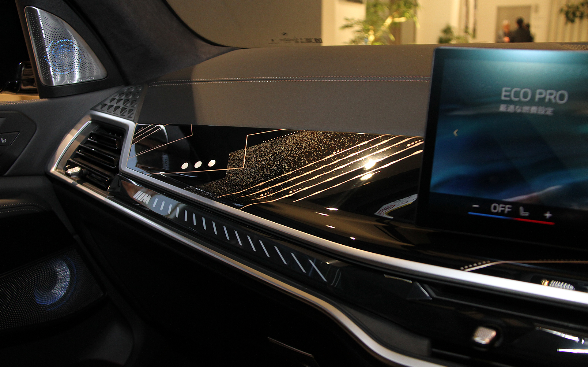 X7 M60iベースでは前席まわりとセンターコンソールに漆蒔絵/螺鈿装飾トリムを採用