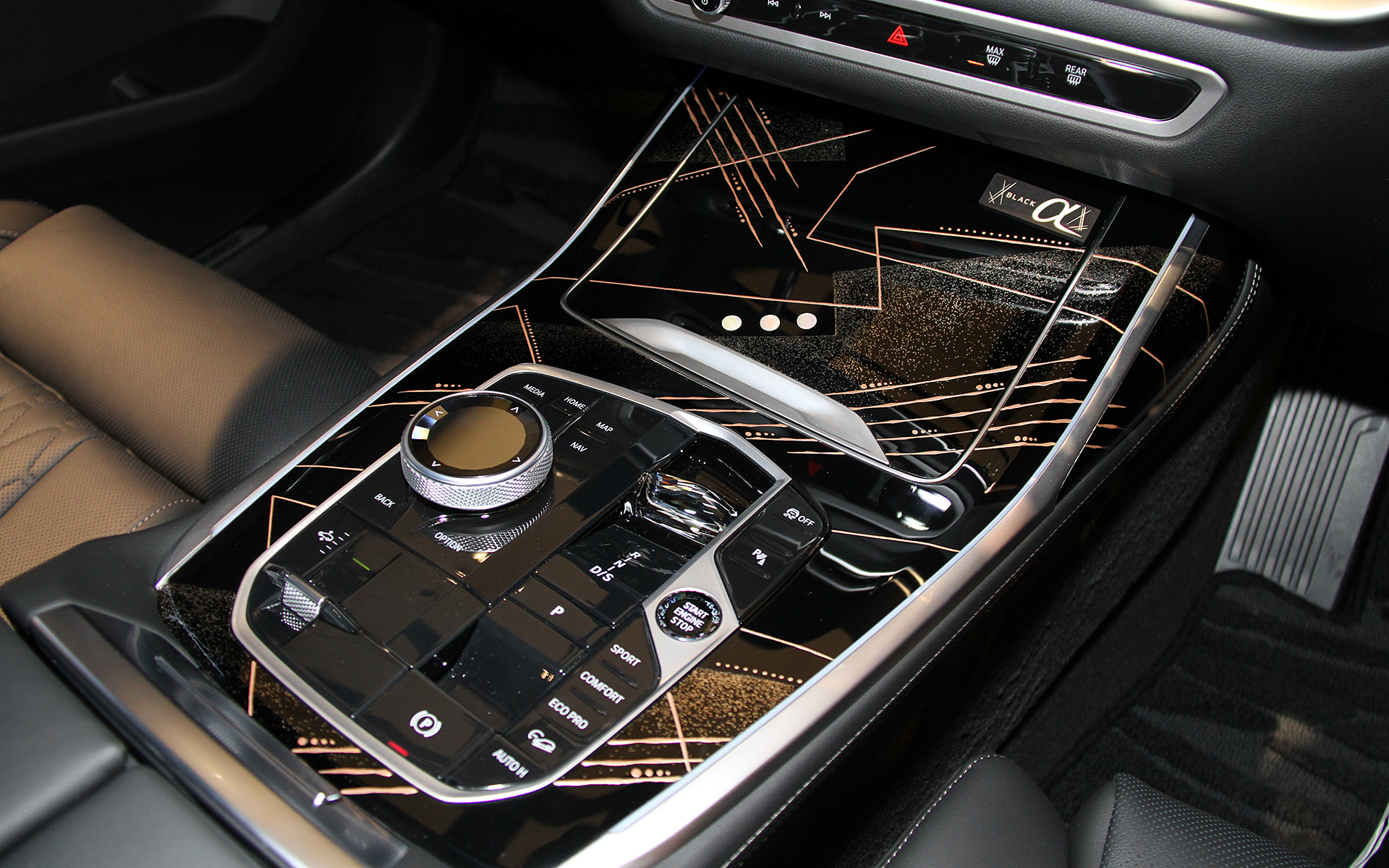 X7 M60iベースでは前席まわりとセンターコンソールに漆蒔絵/螺鈿装飾トリムを採用