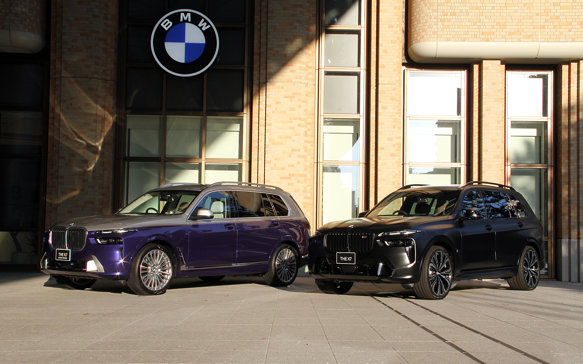 会場となった麻布台ヒルズの「FREUDE by BMW」には、X7 BLACK-α（右）とともにコンセプトモデル「X7 錦ラウンジ」（左）も展示された