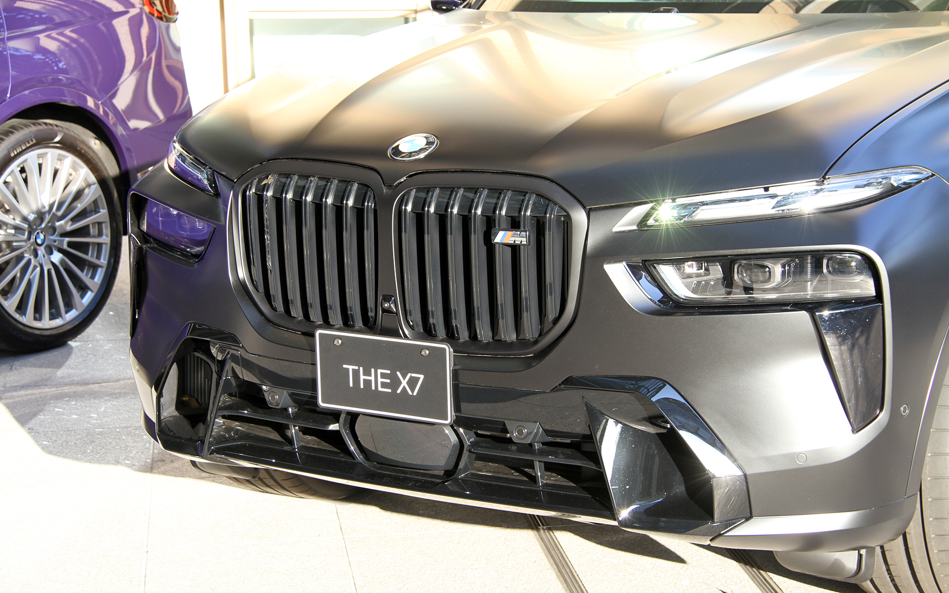 力強い漆黒カラーが印象的なX7 BLACK-α。X7 M60iベースでは23インチBMW Individualライト・アロイ・ホイールVスポーク・スタイリング 914l バイカラー（ジェット・ブラック）をセット