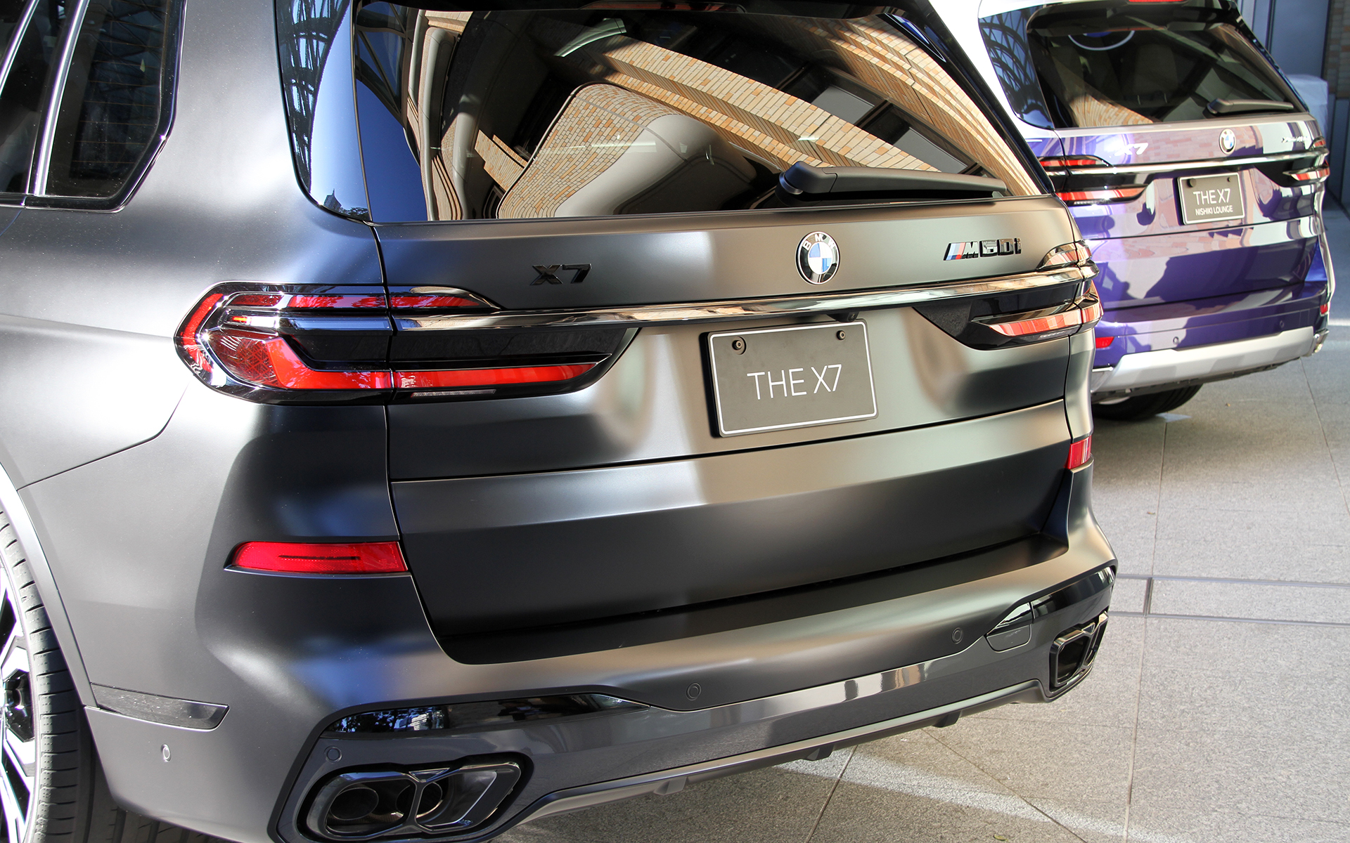 力強い漆黒カラーが印象的なX7 BLACK-α。X7 M60iベースでは23インチBMW Individualライト・アロイ・ホイールVスポーク・スタイリング 914l バイカラー（ジェット・ブラック）をセット