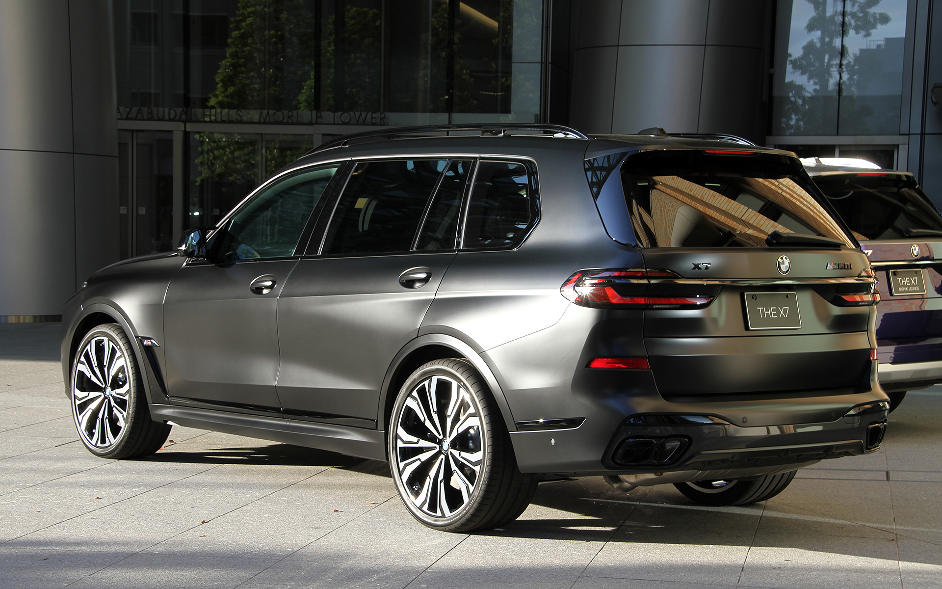 会場内外に展示された2台のX7 BLACK-αはともにガソリンエンジン＋48V MHEV仕様のMパフォーマンスモデル「X7 M60i xDrive BLACK-α」