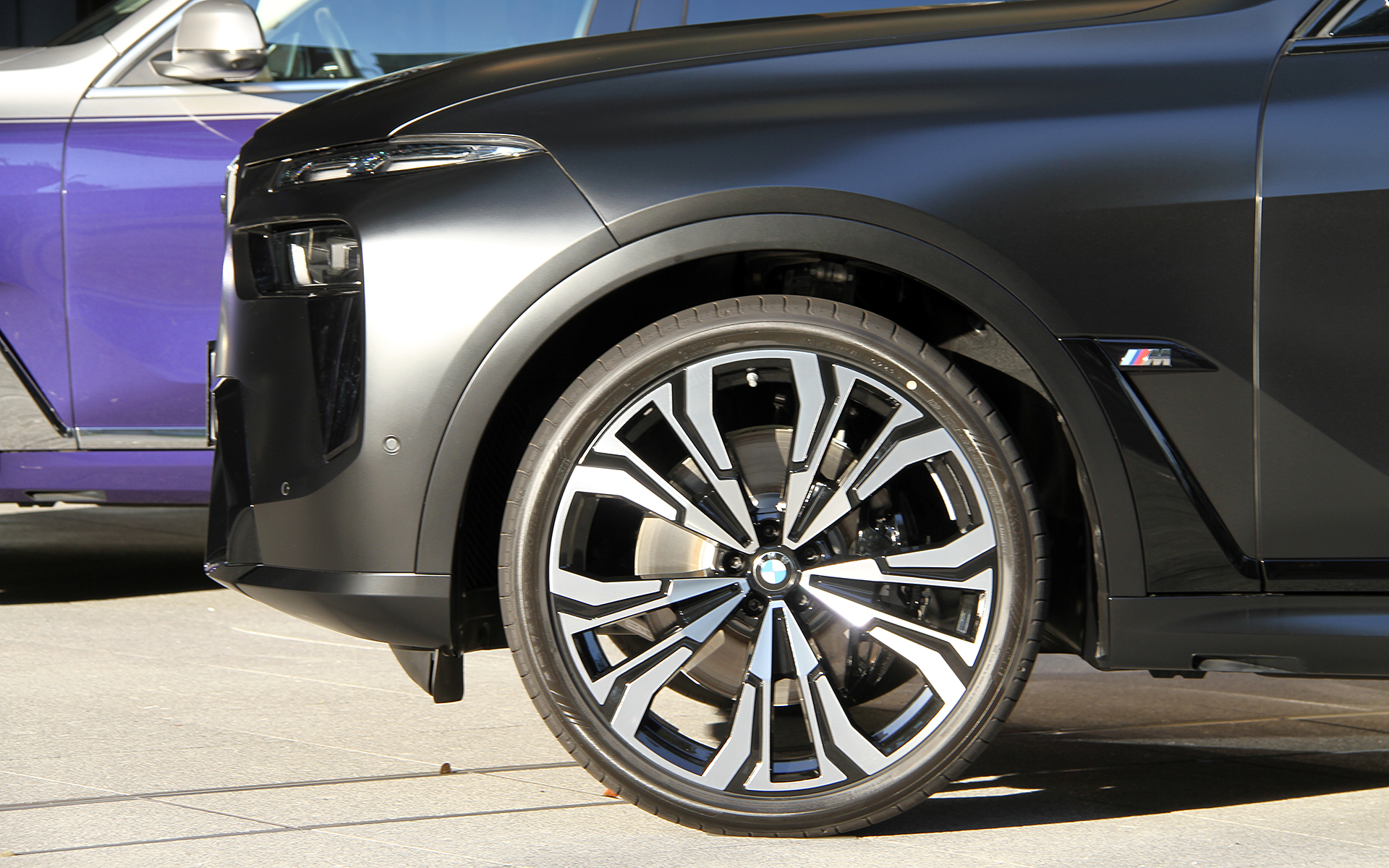 力強い漆黒カラーが印象的なX7 BLACK-α。X7 M60iベースでは23インチBMW Individualライト・アロイ・ホイールVスポーク・スタイリング 914l バイカラー（ジェット・ブラック）をセット