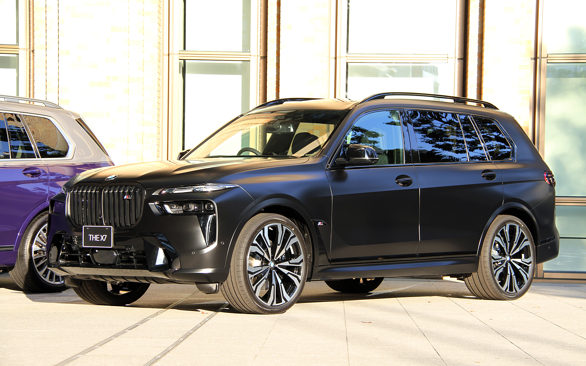 会場内外に展示された2台のX7 BLACK-αはともにガソリンエンジン＋48V MHEV仕様のMパフォーマンスモデル「X7 M60i xDrive BLACK-α」