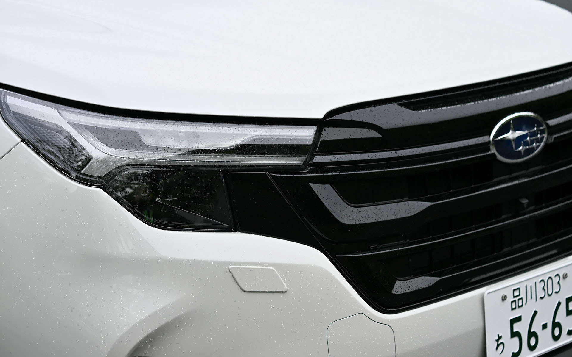 フロントグリルから連続するデザインのヘッドライト