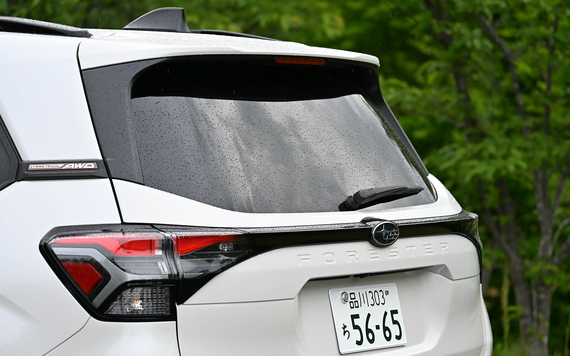 左右のリアコンビネーションランプをつなぐようなデザイン。リアゲートから「FORESTER」のエンブレムが消え、文字を彫り込んだオーナメントを新採用