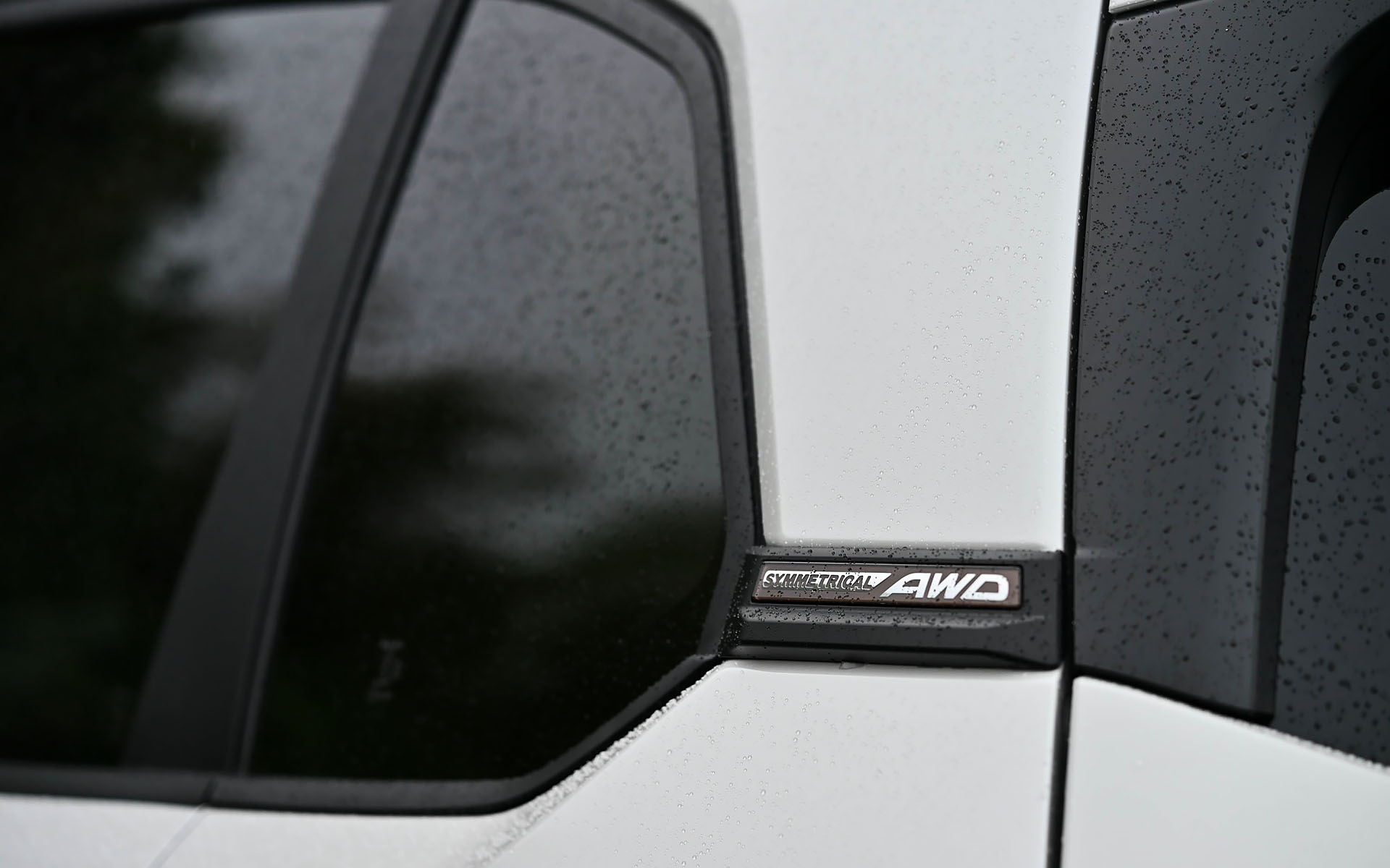 Cピラーに「SYMMETRICAL AWD」を装着
