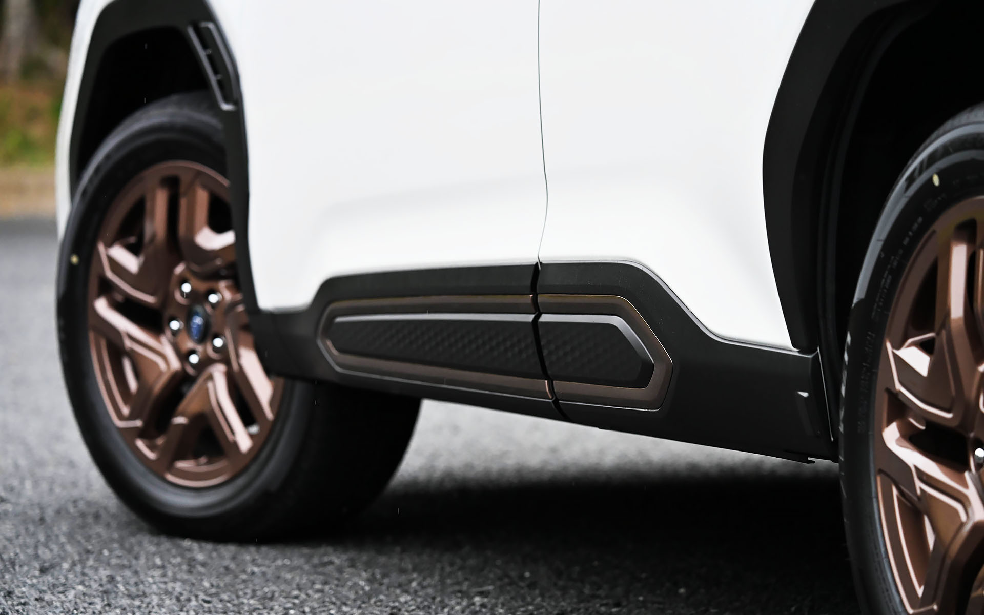 サイドシルやテールパイプのオーナメントをブロンズで統一