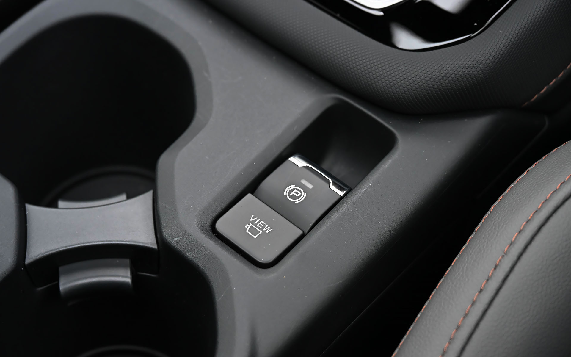 電動パーキングブレーキのスイッチ下部にデジタルマルチビューモニターの切り替えスイッチを配置