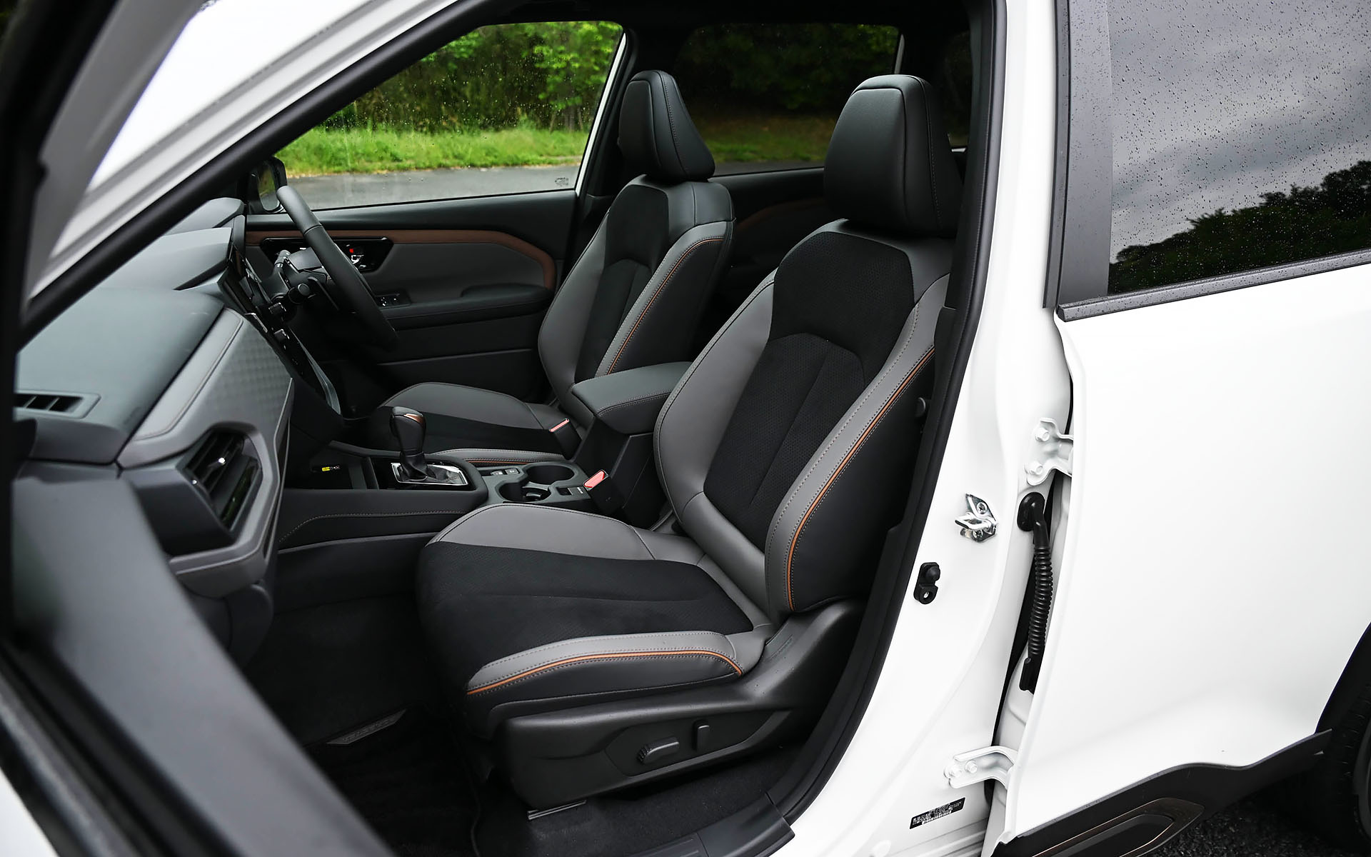 シート表皮はウルトラスエード/合成皮革。ブラウンのステッチがアクセント