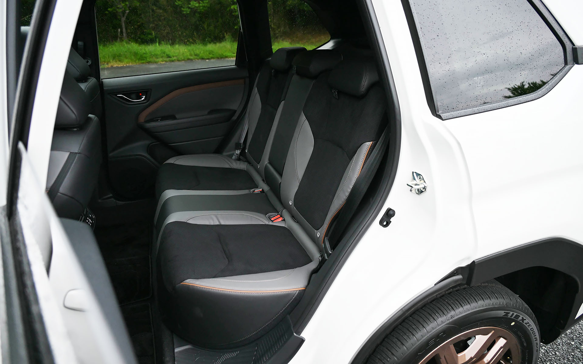 シート表皮はウルトラスエード/合成皮革。ブラウンのステッチがアクセント