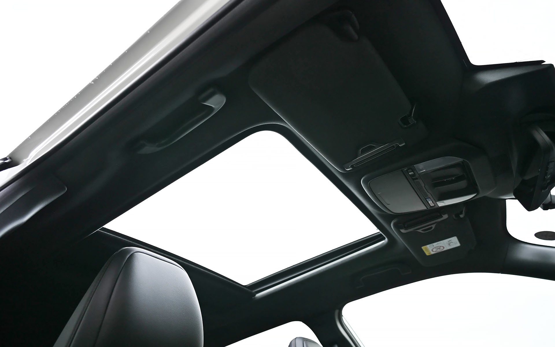 電動スライド式サンルーフはメーカーオプション装備