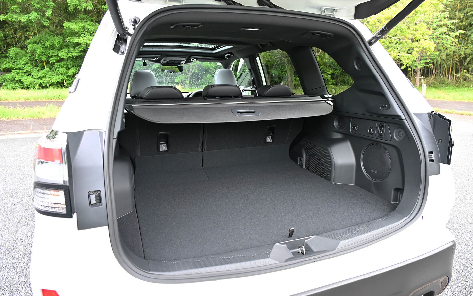 6：4分割可倒リアシートでラゲッジのアレンジも可能。標準装備のトノカバーはラゲッジボード下のスペースに収納できる。スペアタイヤも搭載される