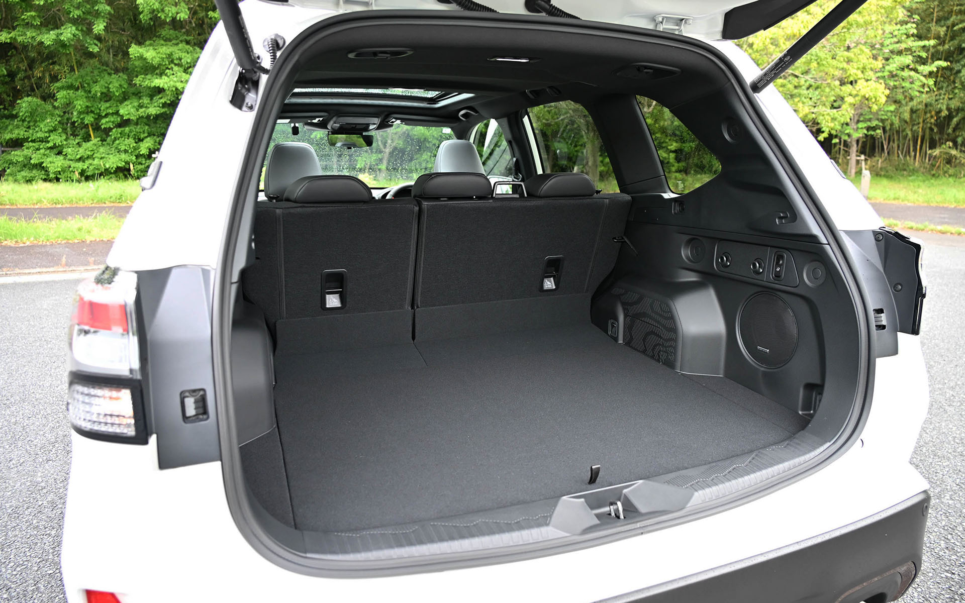 6：4分割可倒リアシートでラゲッジのアレンジも可能。標準装備のトノカバーはラゲッジボード下のスペースに収納できる。スペアタイヤも搭載される