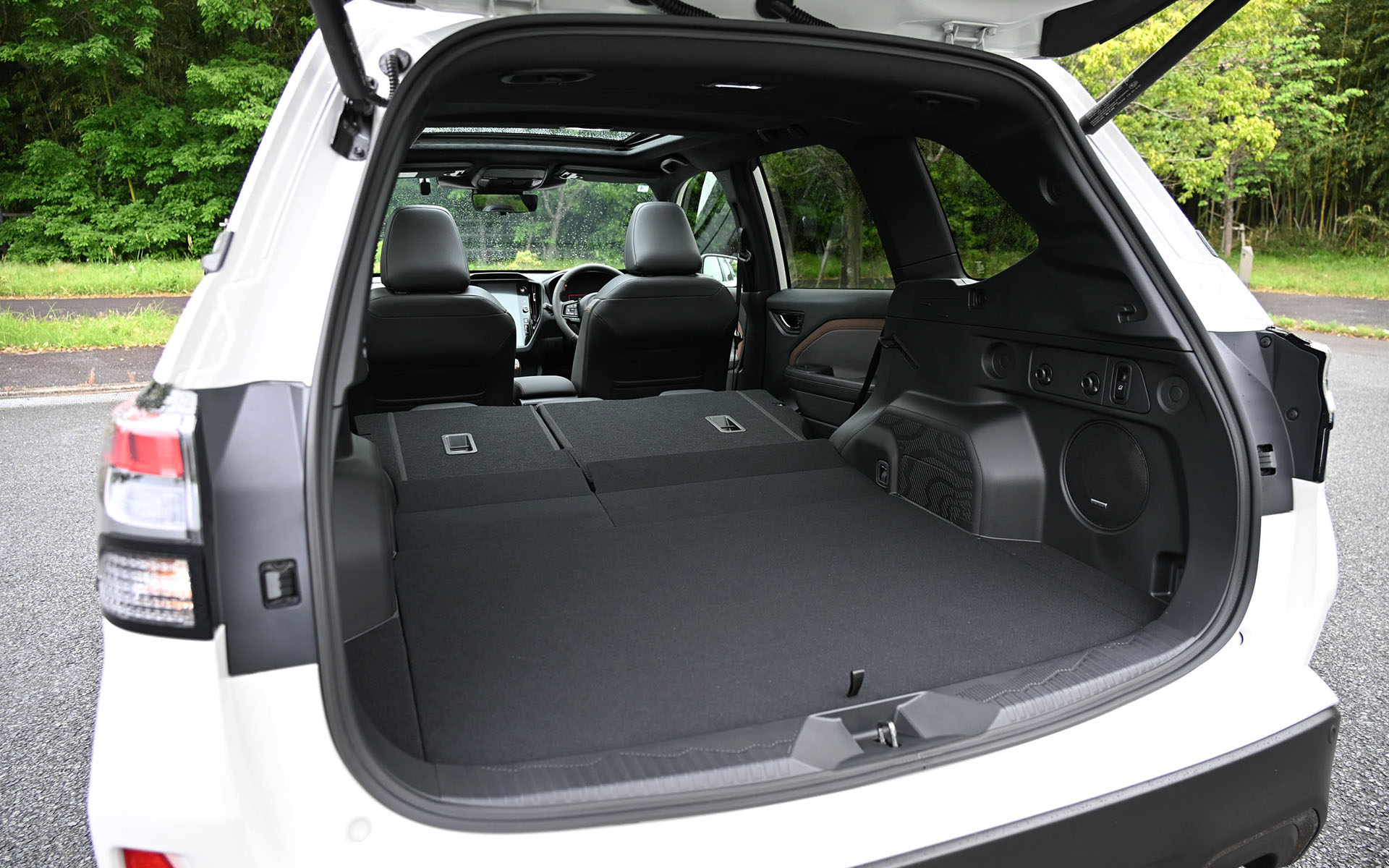 6：4分割可倒リアシートでラゲッジのアレンジも可能。標準装備のトノカバーはラゲッジボード下のスペースに収納できる。スペアタイヤも搭載される