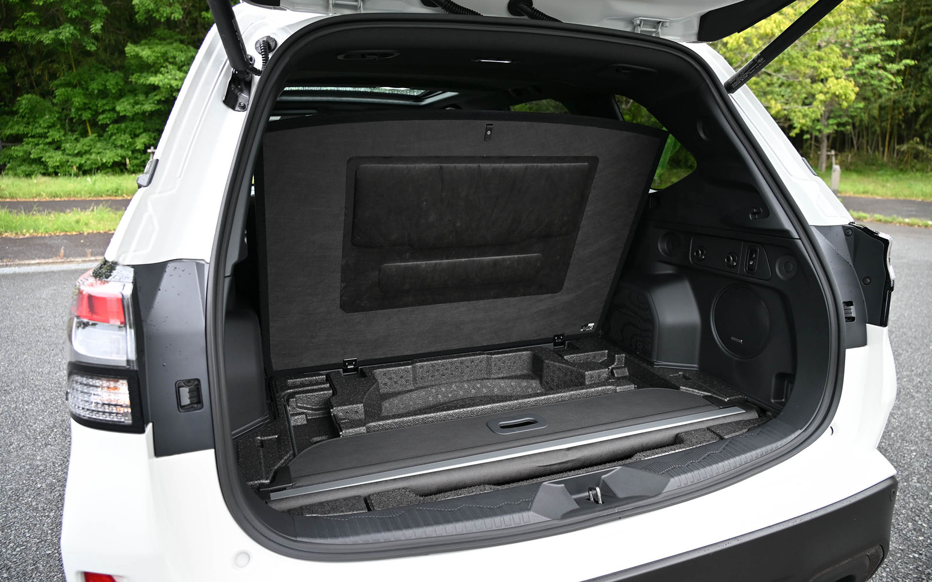 6：4分割可倒リアシートでラゲッジのアレンジも可能。標準装備のトノカバーはラゲッジボード下のスペースに収納できる。スペアタイヤも搭載される