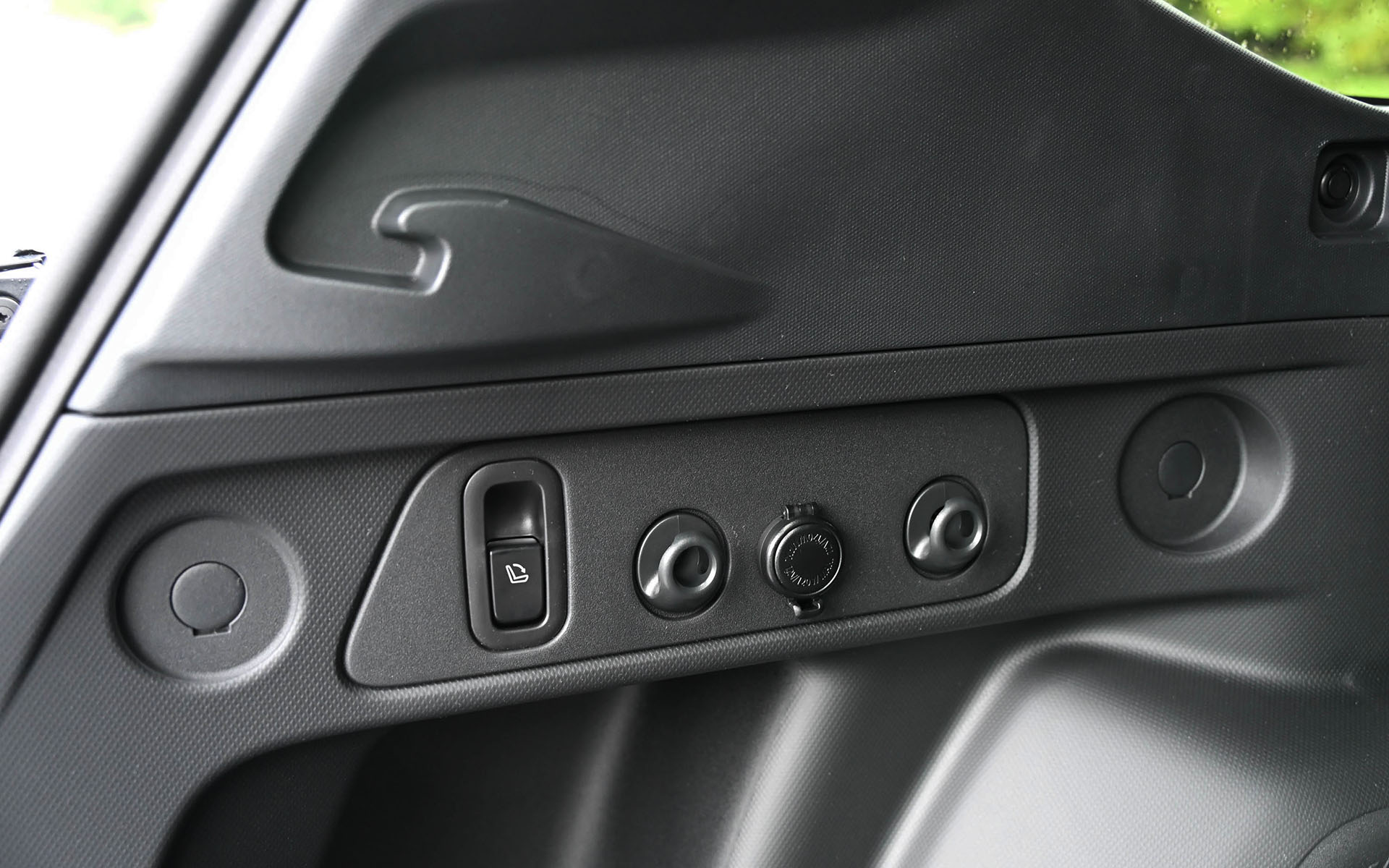 ラゲッジにはユーティリティナットを組み込めるユーティリティホールを配置