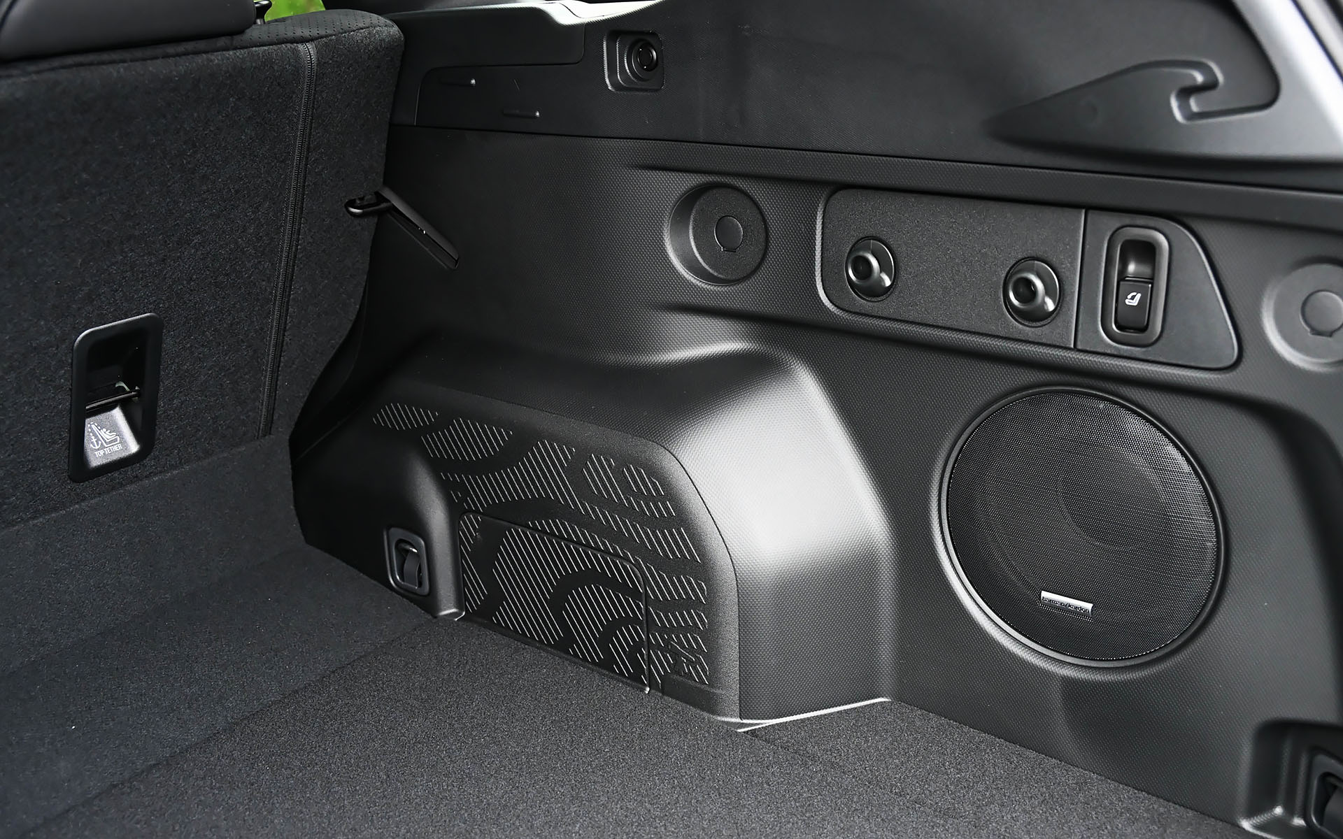 ラゲッジにはユーティリティナットを組み込めるユーティリティホールを配置