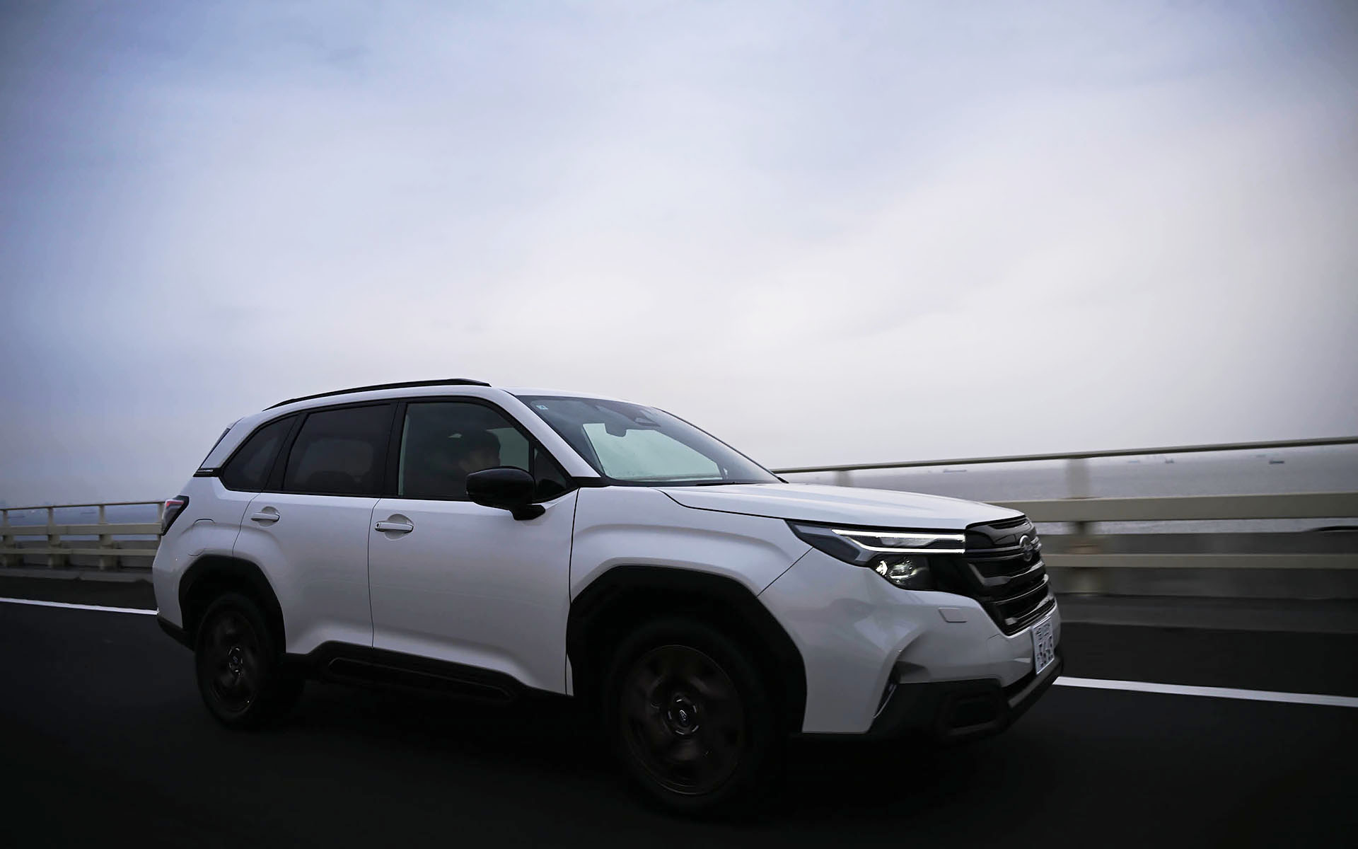 高速道路を走る新型フォレスター