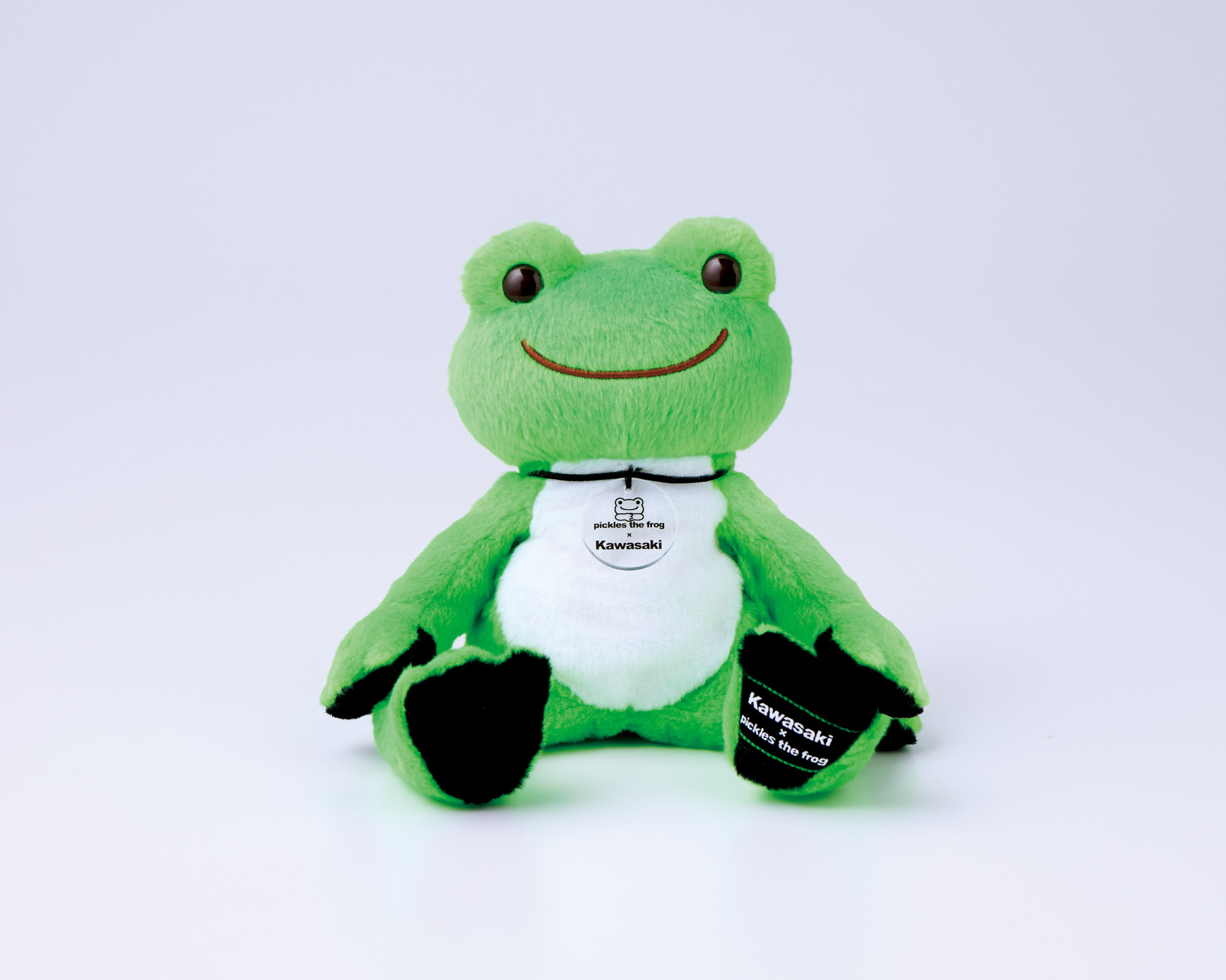 「カワサキ×かえるのピクルス　ビーンドール」サイズ：座高約16cm、価格3520円、カラー：グリーン、特徴：手足の先とおしりにざくざくしたペレット入りのビーンドール。なめらかな手触りとくたくた感を与えた