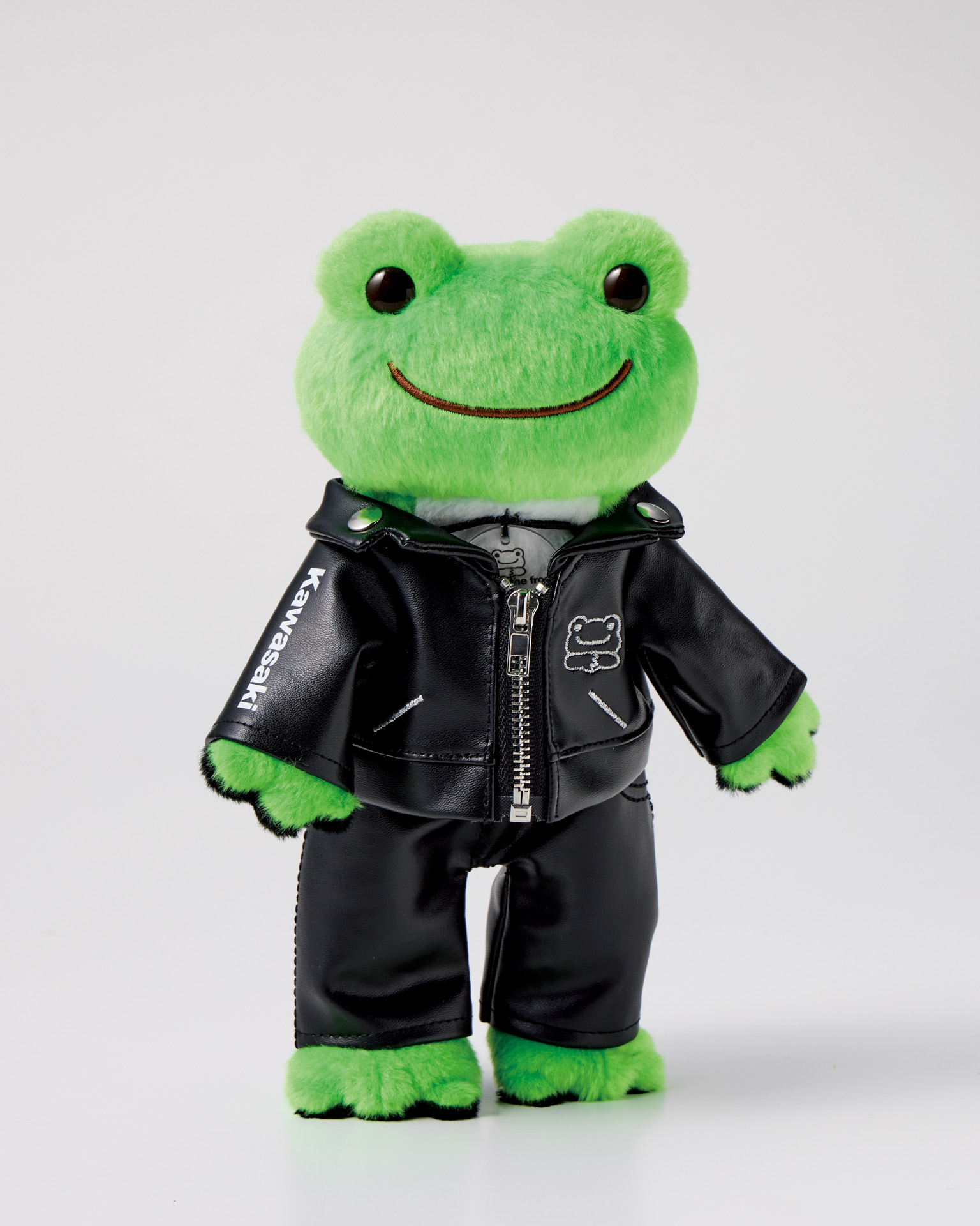 「カワサキ×かえるのピクルス　ビーンドール用限定コスチューム　ライダースジャケット+パンツ」（※着用イメージ、ビーンドールは付属しない）、サイズ：上下全長約19cm、価格：2420円、特徴：ピクルスのビーンドールにぴったりサイズのコスチューム。黒いライダースでばっちりキメた