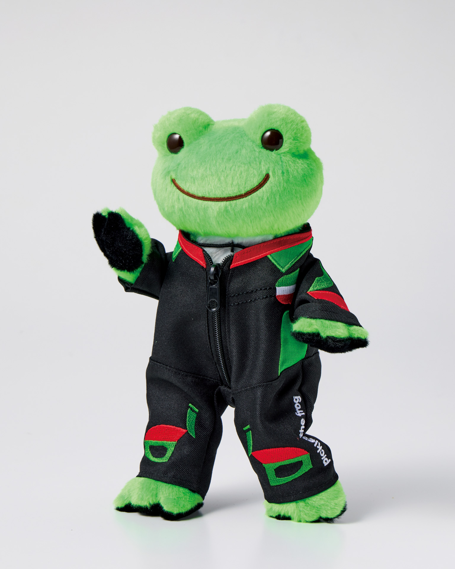 「カワサキ×かえるのピクルス　ビーンドール用限定コスチューム　レーシングスーツ」（※着用イメージ、ビーンドールは付属しない）、サイズ：上下全長約18cm、価格：1430円、特徴：ピクルスのビーンドールにぴったりサイズのコスチューム。カワサキレーシングチームのスーツをピクルス仕様に再現した