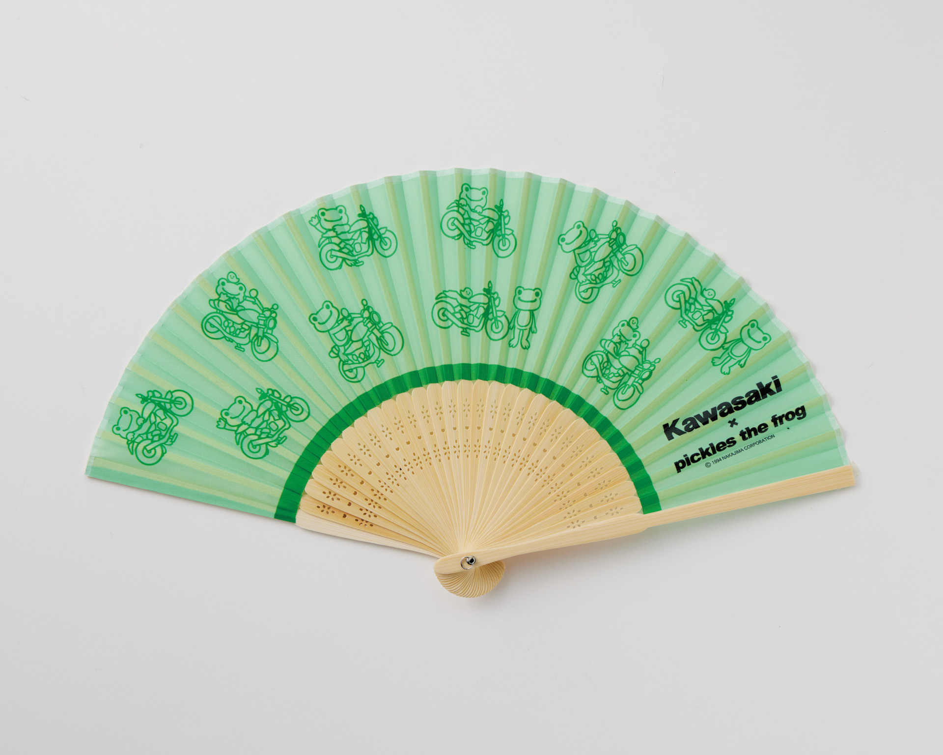 「カワサキ×かえるのピクルス　扇子」、サイズ：全長約21cm、価格：2750円、特徴：様々なピクルスの柄がいっぱいの楽しいデザインを採用