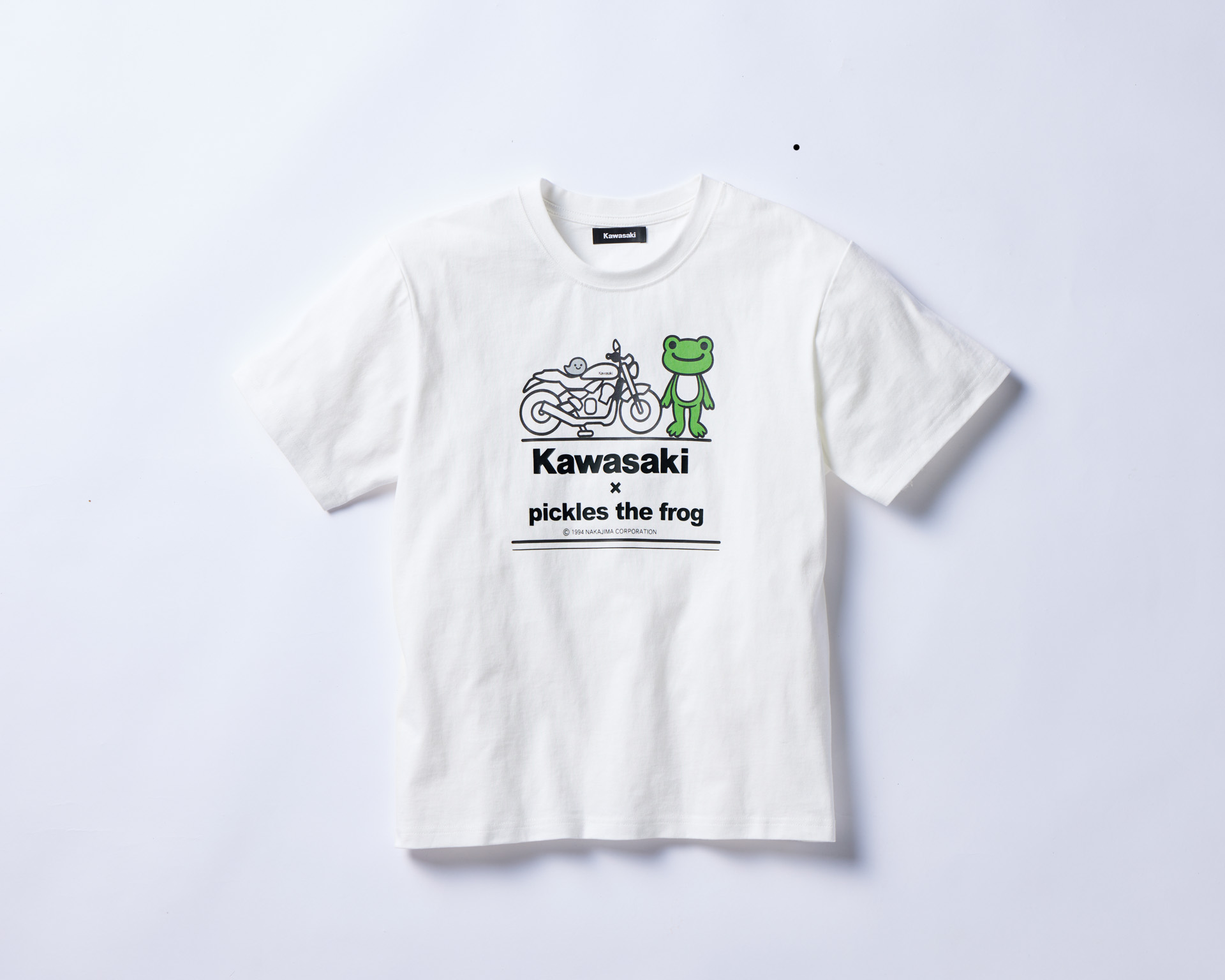 「カワサキ×かえるのピクルス　Tシャツ」、サイズ： M、L、カラー：ホワイト、ブラック、価格：5720円、特徴：カワサキのモーターサイクルとピクルスが大きくプリントされたデザインを採用