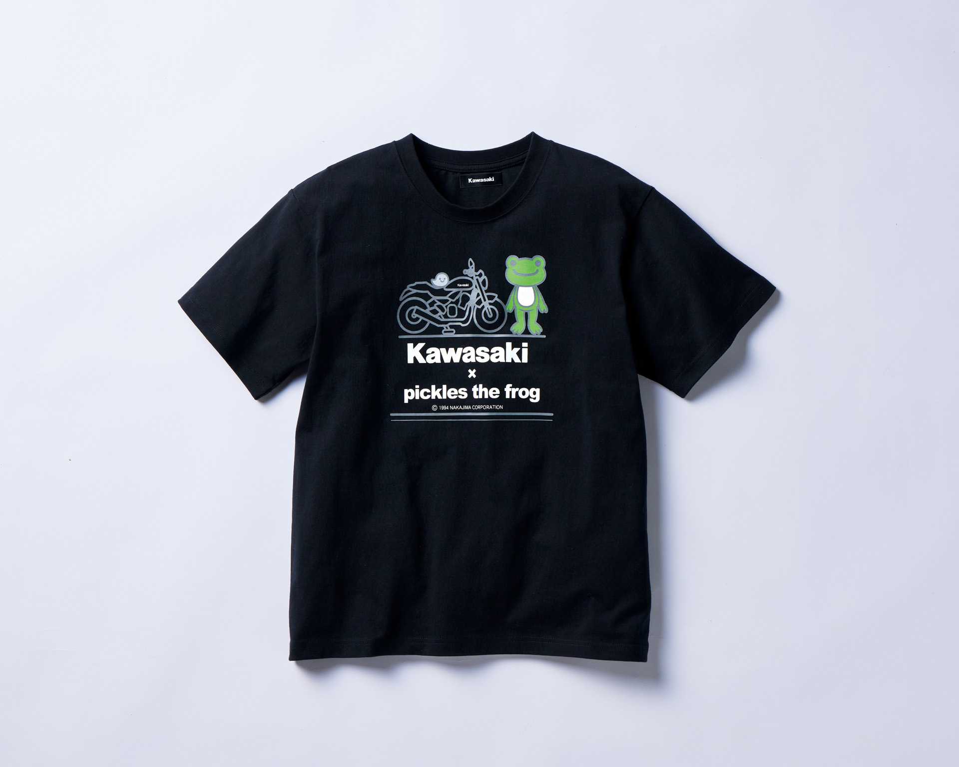 「カワサキ×かえるのピクルス　Tシャツ」、サイズ： M、L、カラー：ホワイト、ブラック、価格：5720円、特徴：カワサキのモーターサイクルとピクルスが大きくプリントされたデザインを採用
