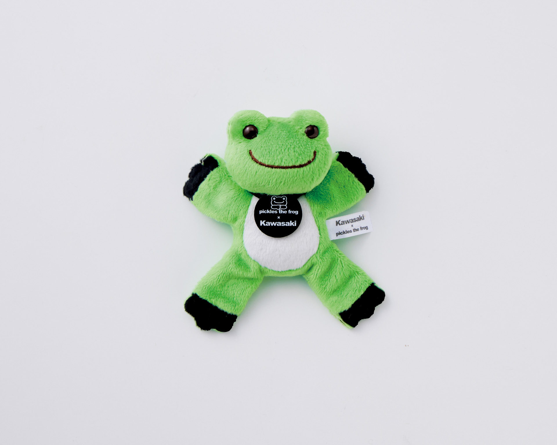 「カワサキ×かえるのピクルス　マグネットマスコット」2種、サイズ： 全長約10cm、価格：1760円、特徴：手足の先にマグネット入りで、鉄にぴたぴたとくっつく