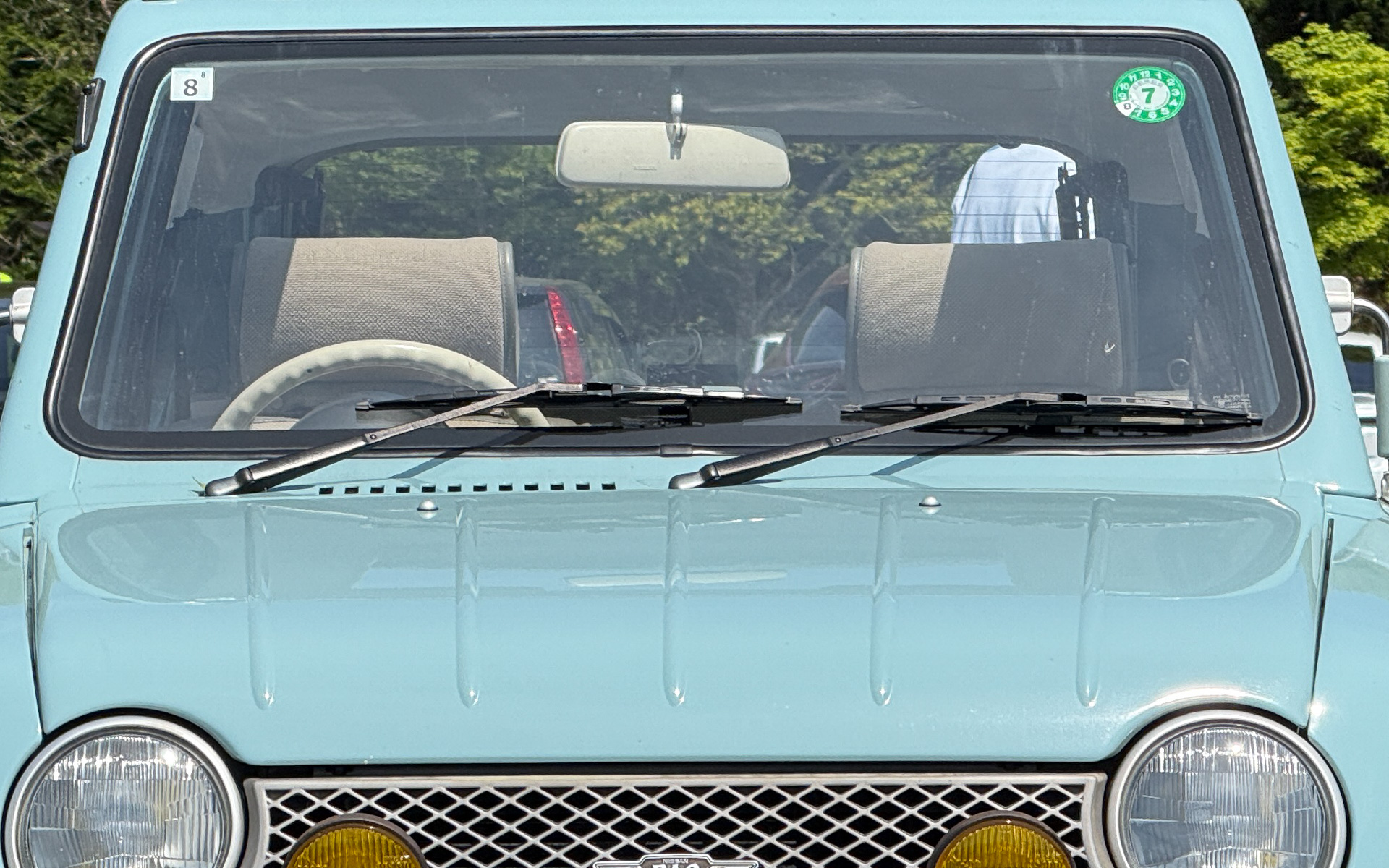 外から見ると爽やかな印象の白いステアリングですが、お手入れを怠ると……