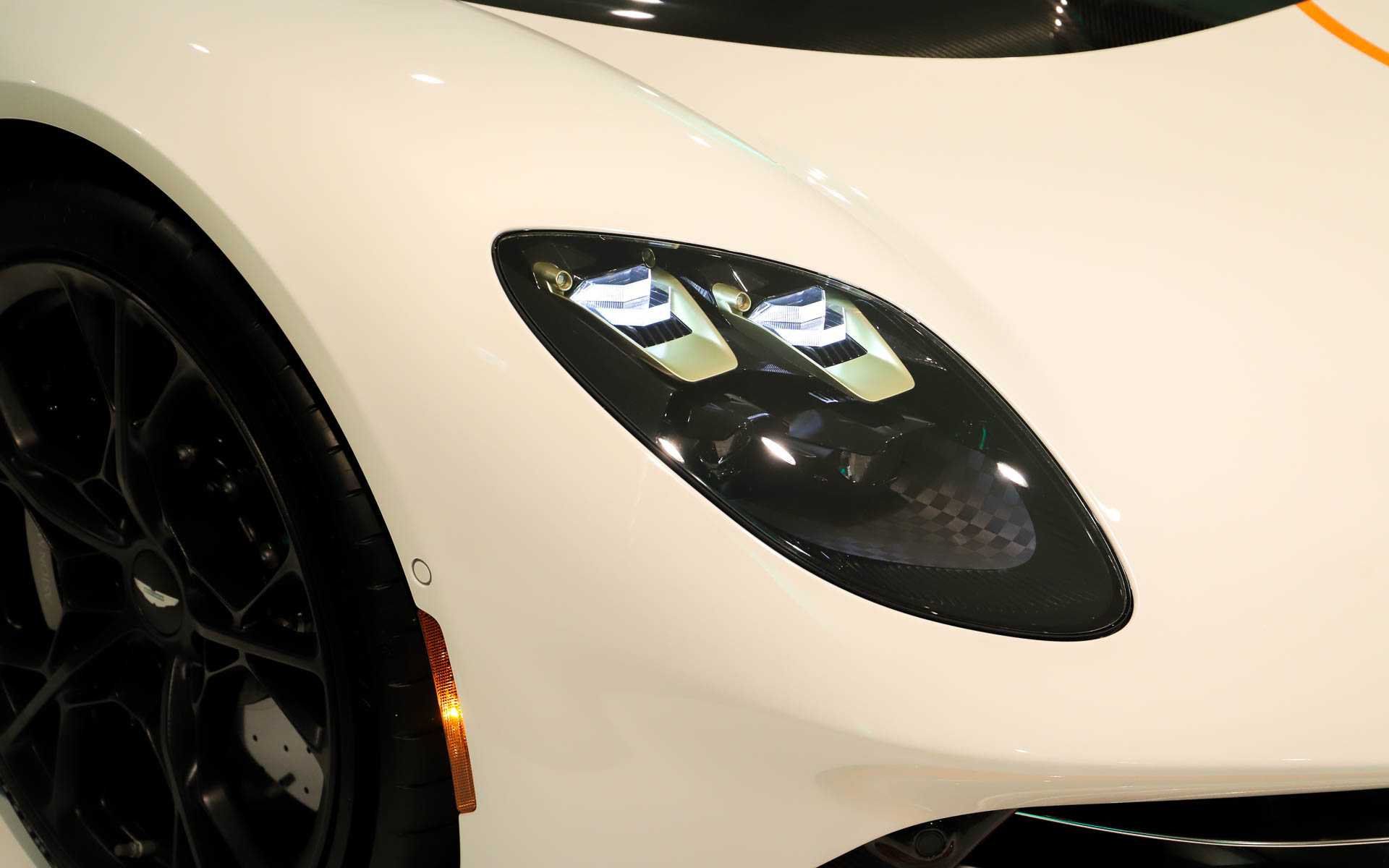 ヴァルハラは新たなデザイン言語を取り入れ、エクストリーム・スーパーカーとしてのパフォーマンスを新しいフォルムとプロポーションで表現。アストンマーティンならではの完璧でピュアなラインを、強力なダウンフォースを生み出す革新的なアクティブ・エアロダイナミクスと融合させた