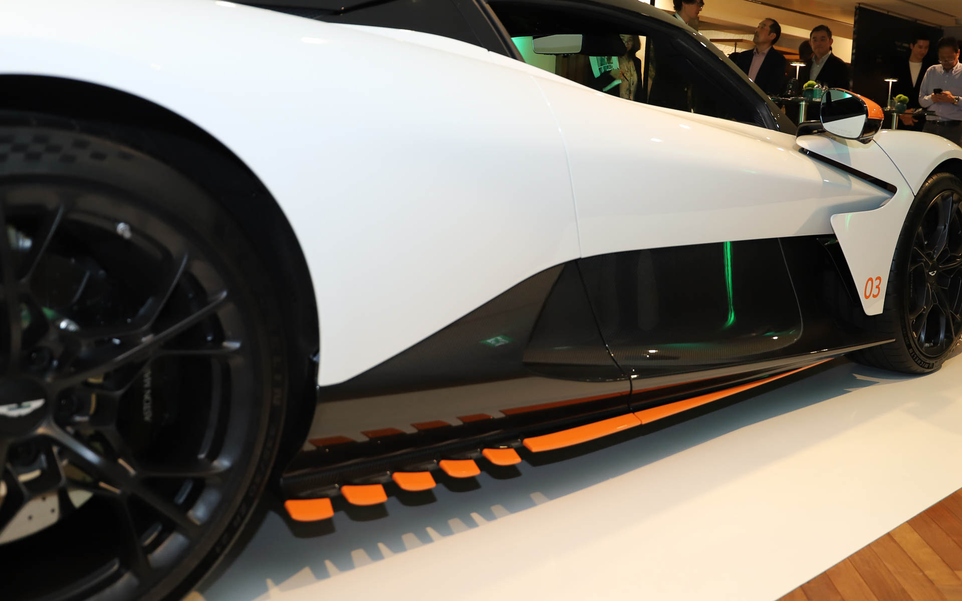 サイドにつけられている“03”のナンバーは開発中の車両コード。ヴァルキリーが“001”、ヴァルキリー AMR PROが“002”、ヴァルハラが“003”だったことのこと。なお、ヴァルキリー スパイダーは例外として、おなじみの“007”のコードが振られているという