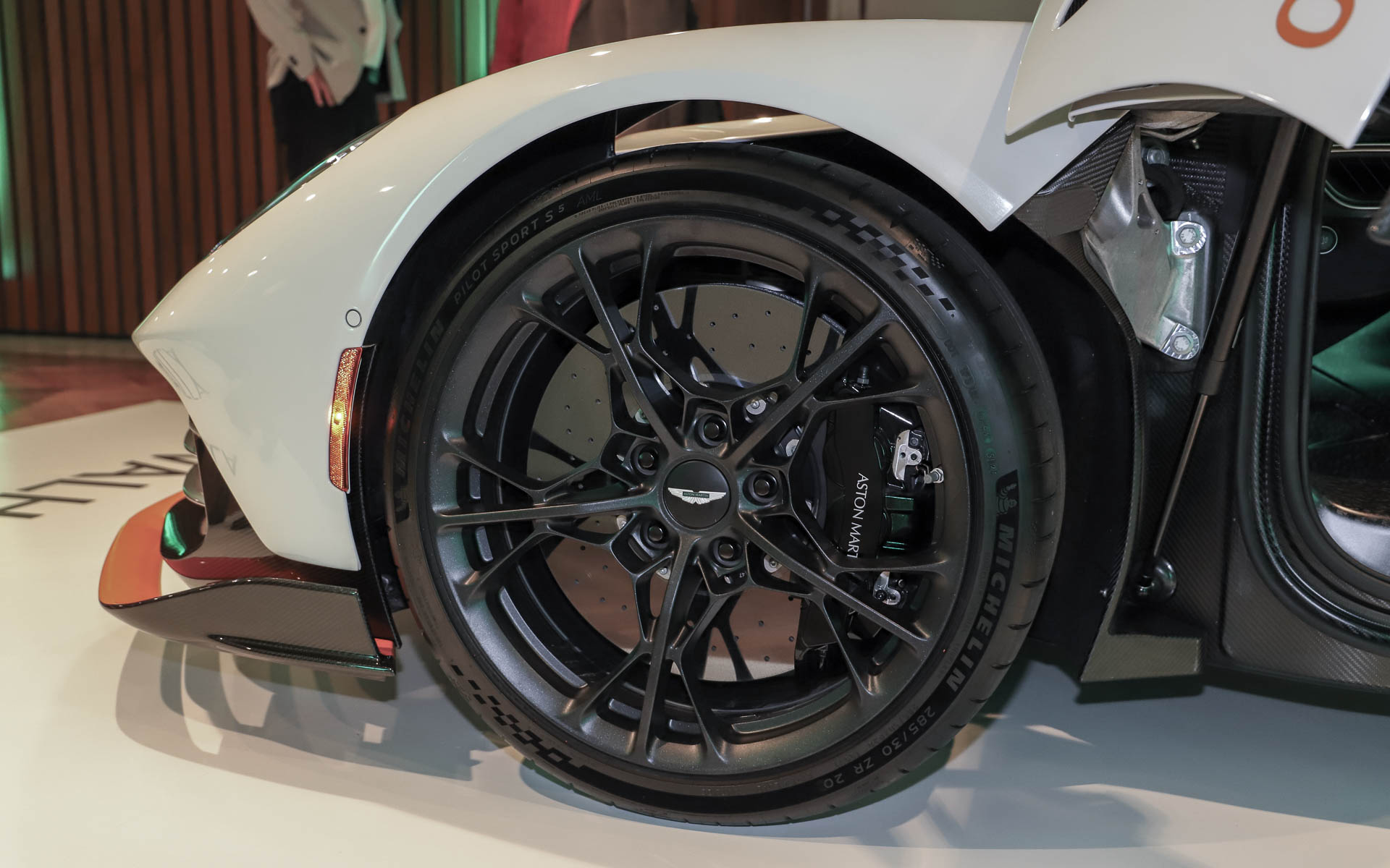 ミシュラン「パイロット スポーツ S 5 AML」を装着。タイヤサイズはフロント285/30ZR20、リア335/30ZR21