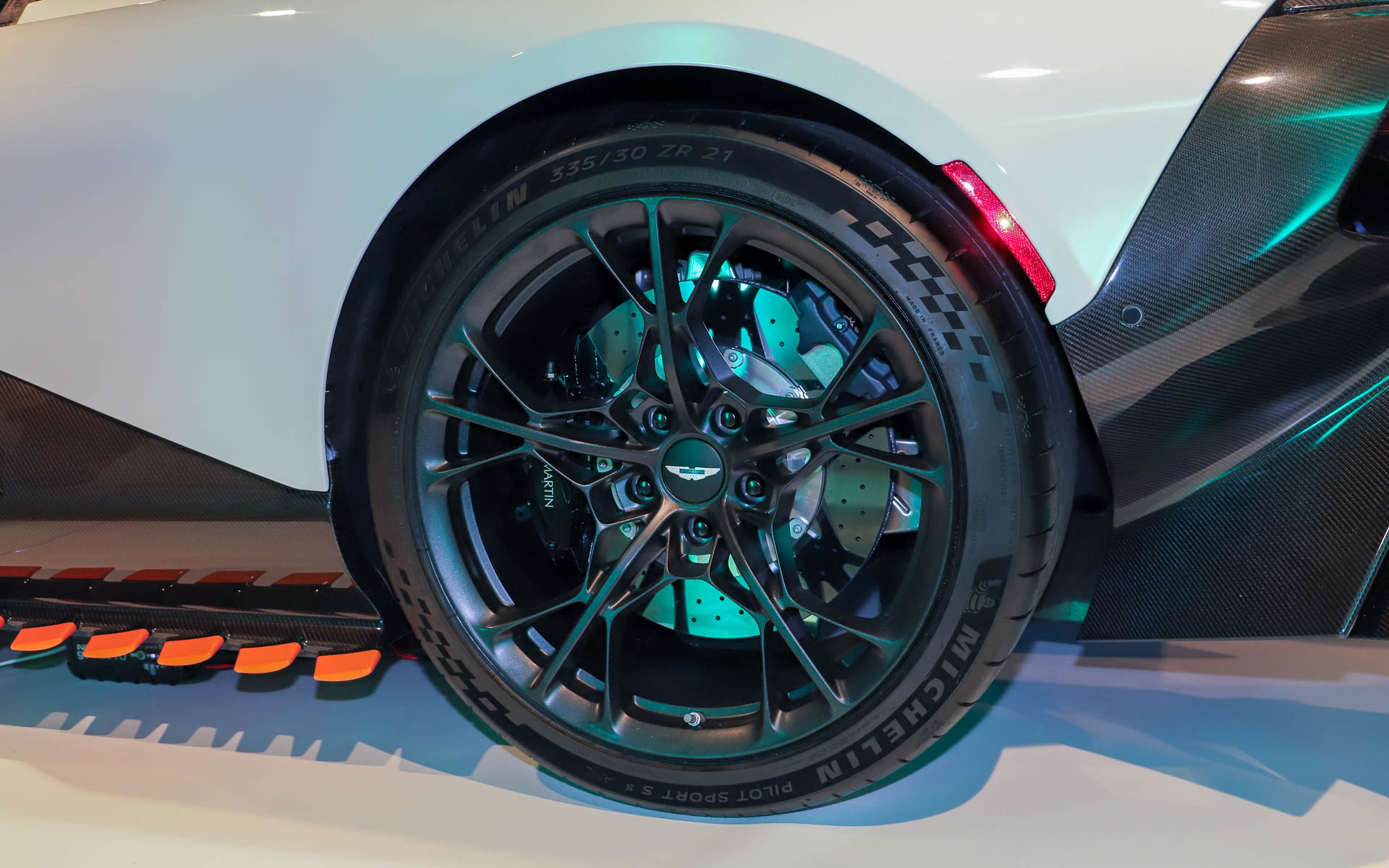 ミシュラン「パイロット スポーツ S 5 AML」を装着。タイヤサイズはフロント285/30ZR20、リア335/30ZR21