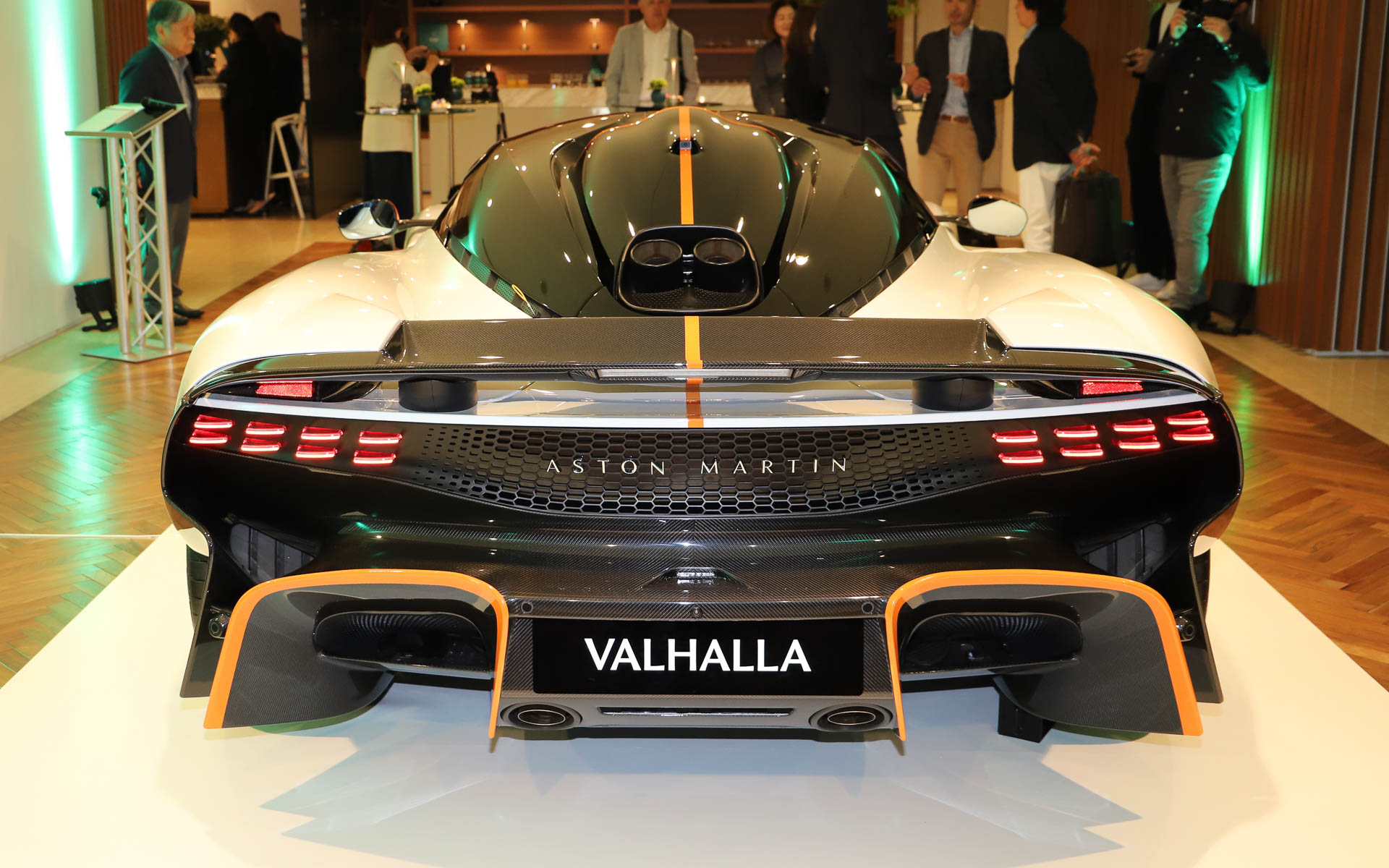 ミッドシップに搭載されるエンジンは外からは見えない仕様。エンジンフードを開けるには専用工具などが必要なため、ピット内でメカニックしか開けられないという