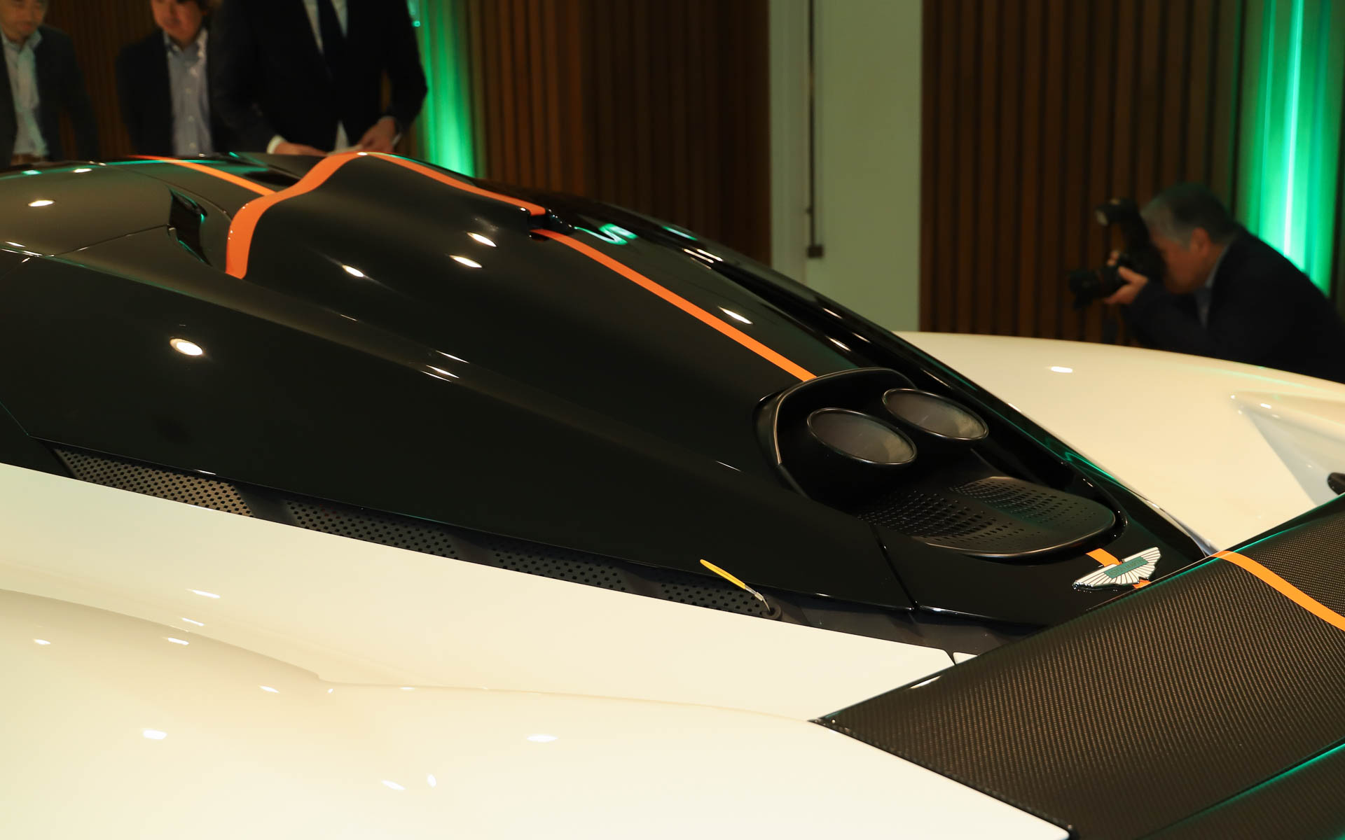 ミッドシップに搭載されるエンジンは外からは見えない仕様。エンジンフードを開けるには専用工具などが必要なため、ピット内でメカニックしか開けられないという