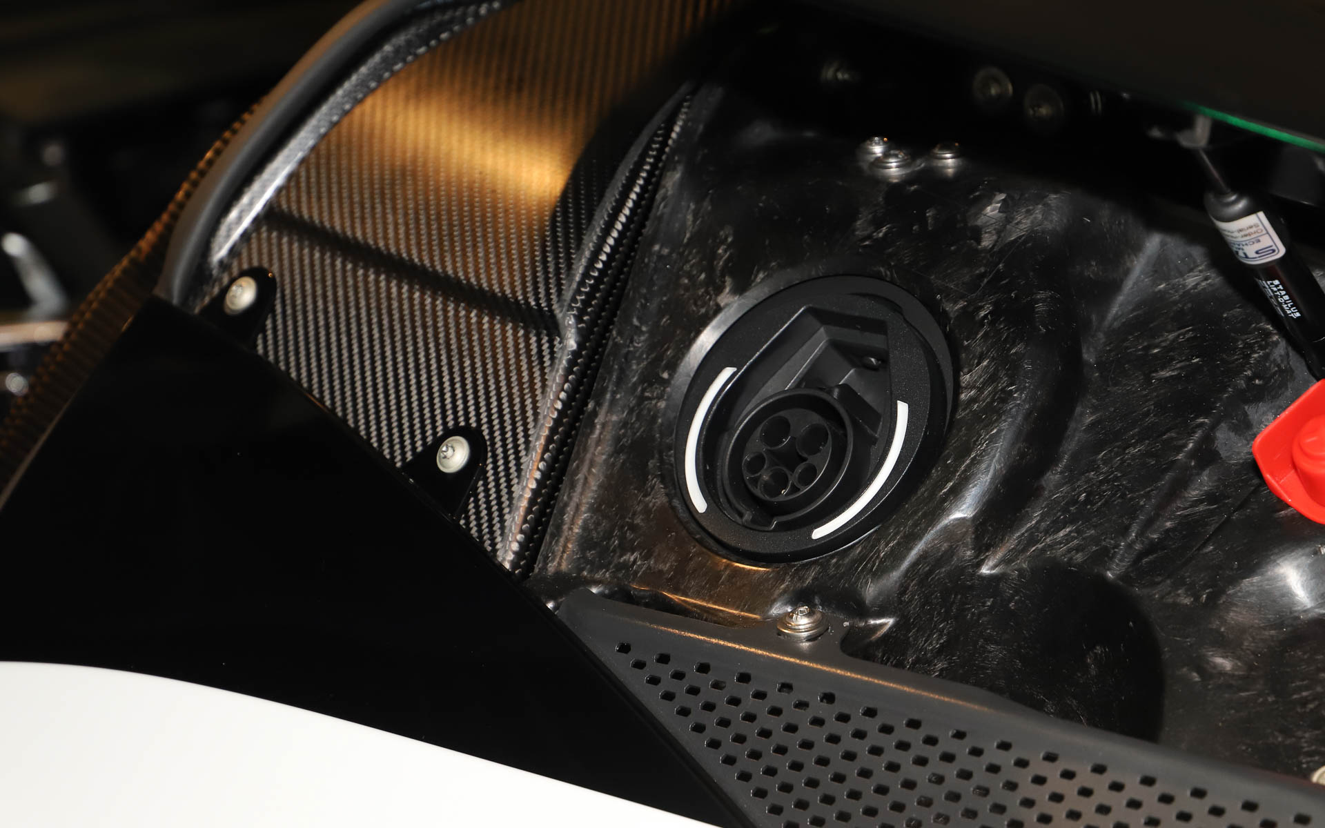 左側に充電ポート、右側に給油口を備える。燃料タンク容量は65L